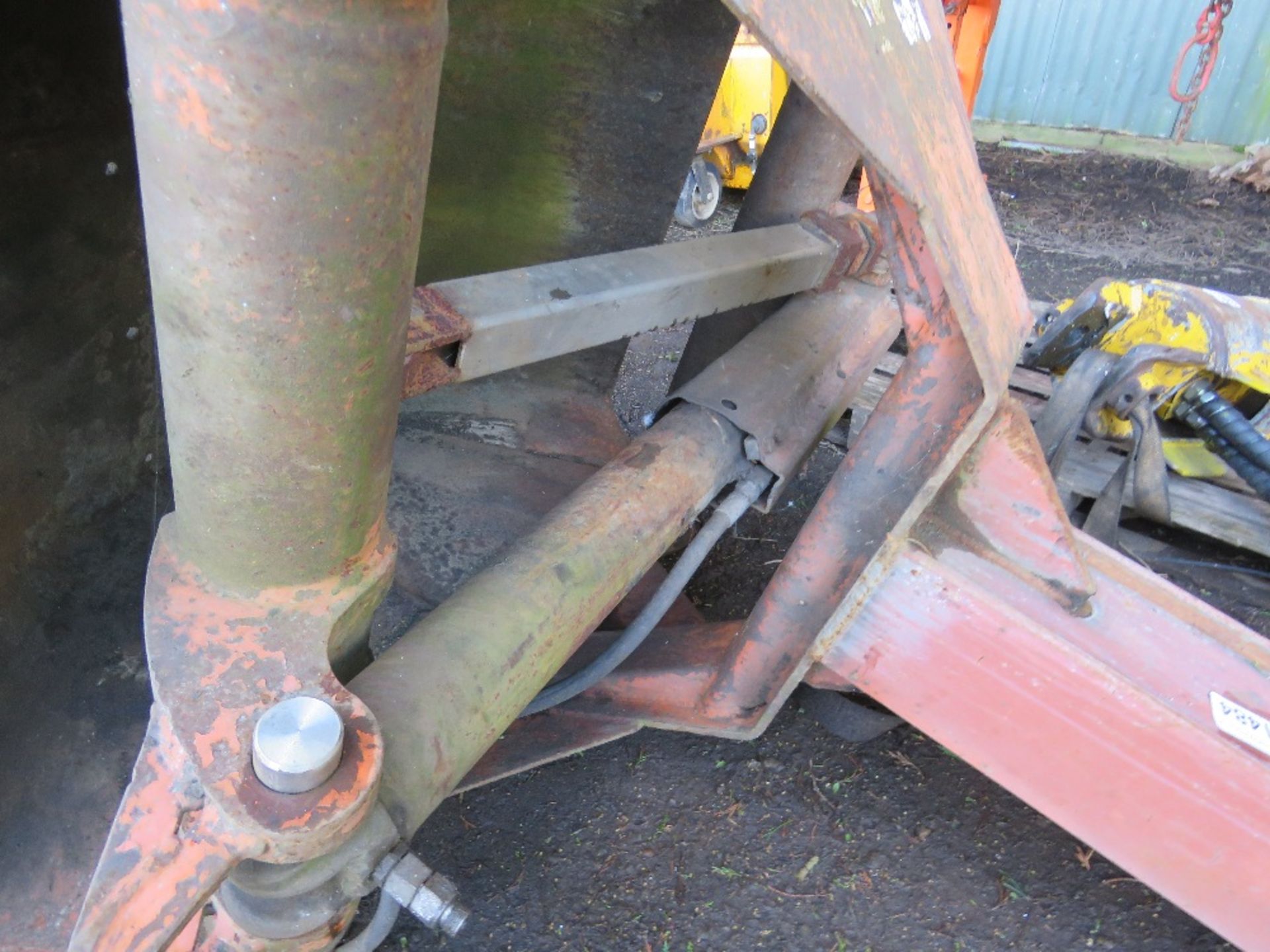 CLAMSHELL EXCAVATOR MOUNTED BUCKET 1 METRE WIDTH WITH 55MM TOP HANGING BRACKET PIN HOLE. . BEING SOL - Image 3 of 5