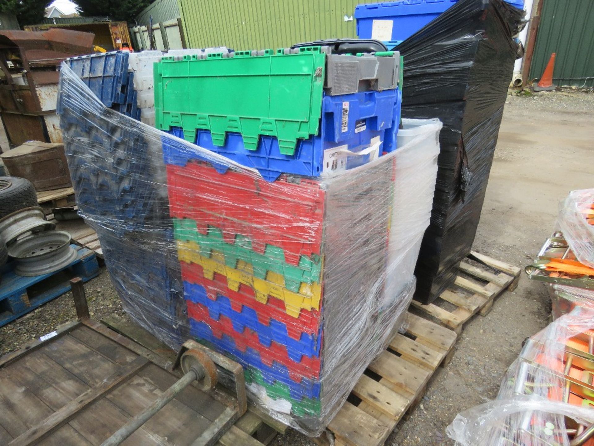 PALLET CONTAINING ASSORTED PLASTIC STORAGE CRATES.....THIS LOT IS SOLD UNDER THE AUCTIONEERS MARGIN - Image 4 of 4