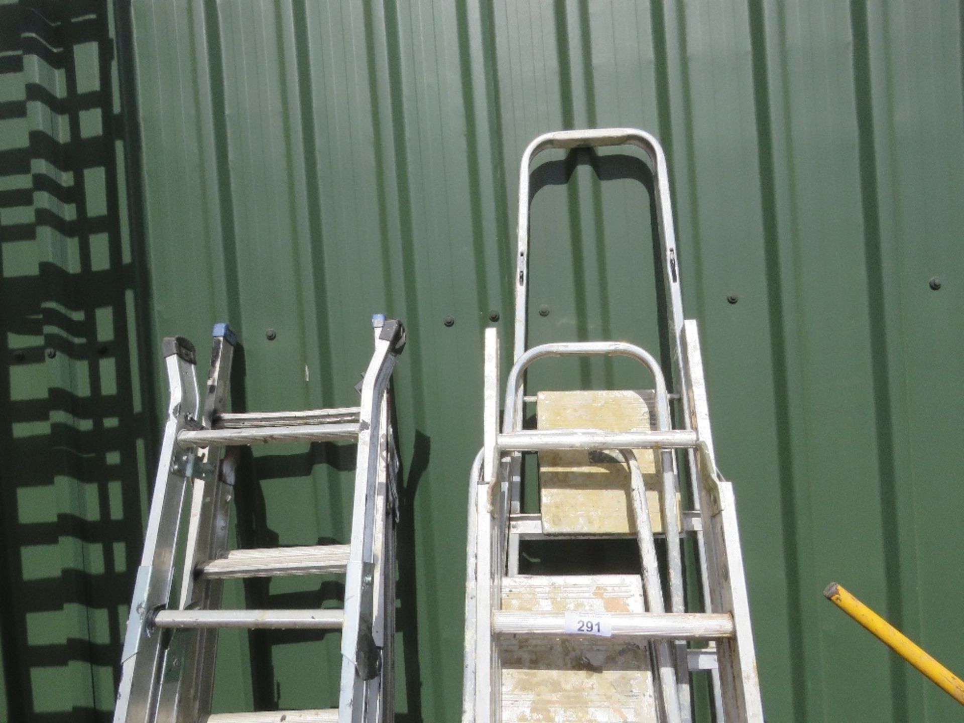 6NO ASSORTED ALUMINIUM STEP LADDERS AND LADDERS AS SHOWN. - Bild 4 aus 4