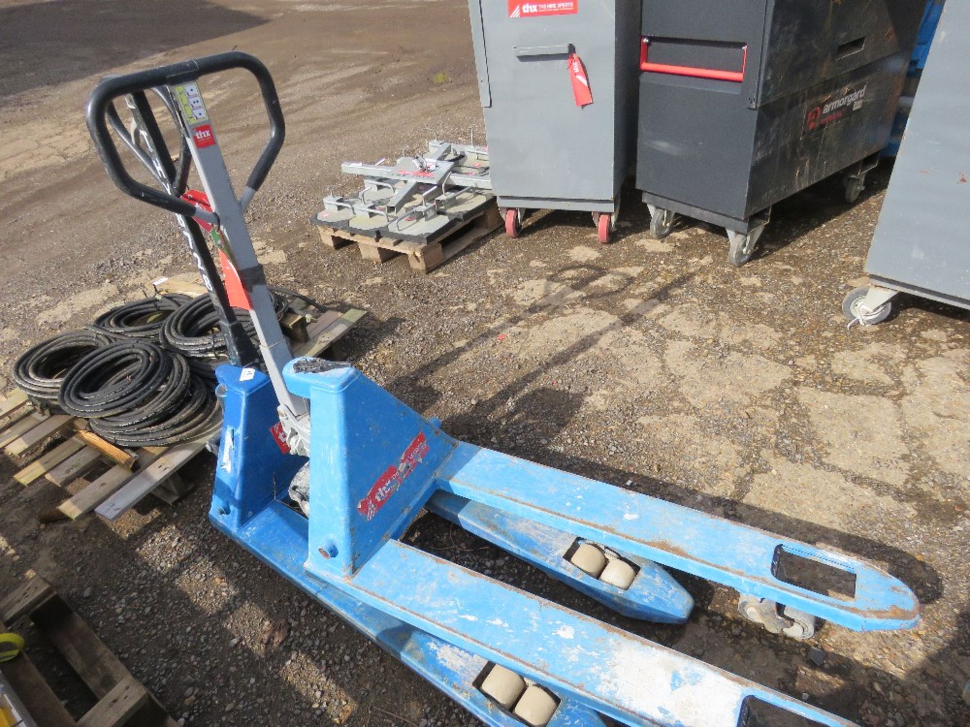 2 X HYDRAULIC PALLET TRUCKS. THX8728,10458 - Image 3 of 4