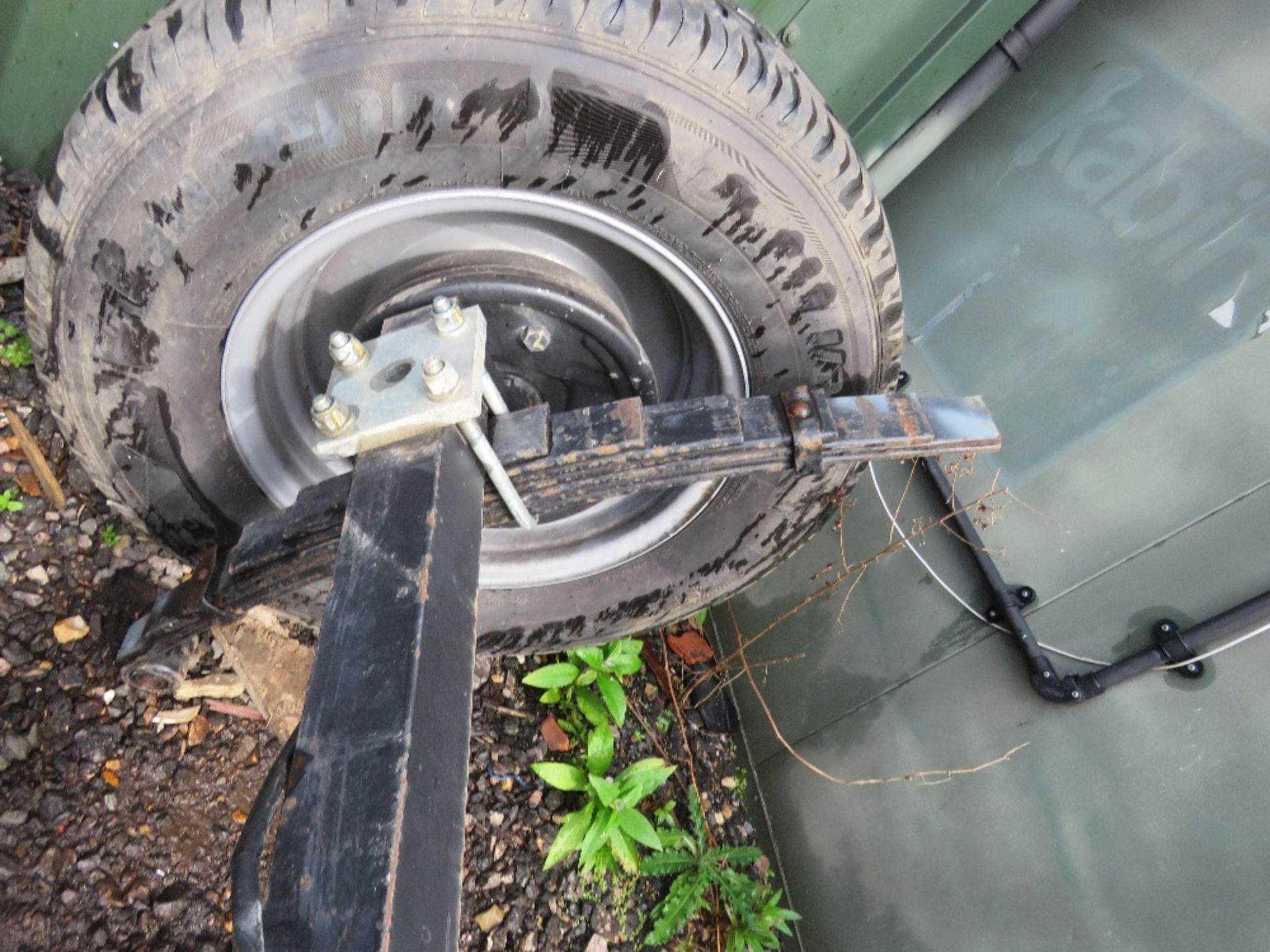 HEAVY DUTY TRAILER AXLE WITH SPINGS, BELIEVED TO BE OFF GROUNDHOG TYPE WELFARE UNIT?? ....THIS LOT I - Image 4 of 6