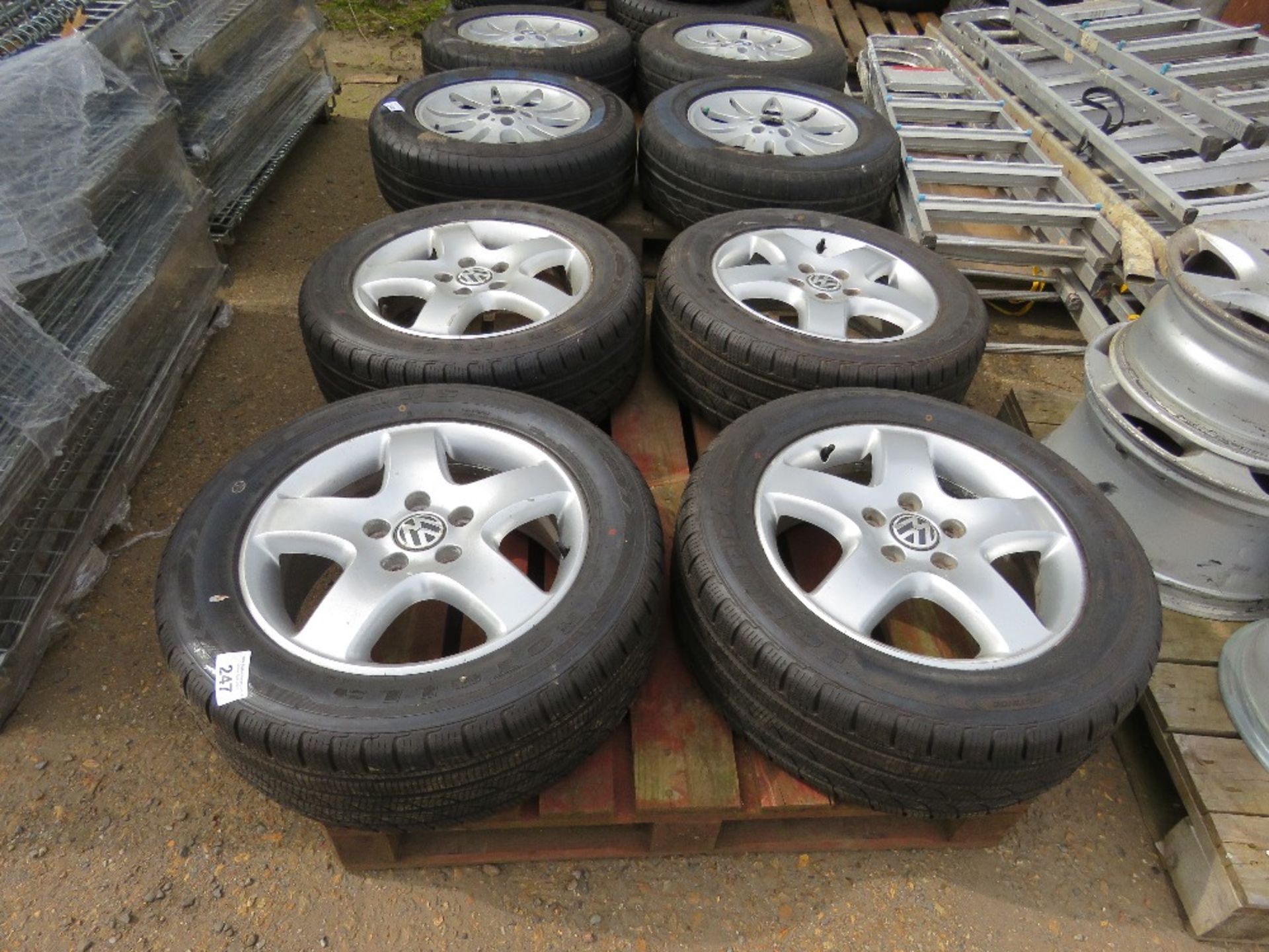 SET OF VW 235/55R17 SNOW TYRES ON ALLOY RIMS.