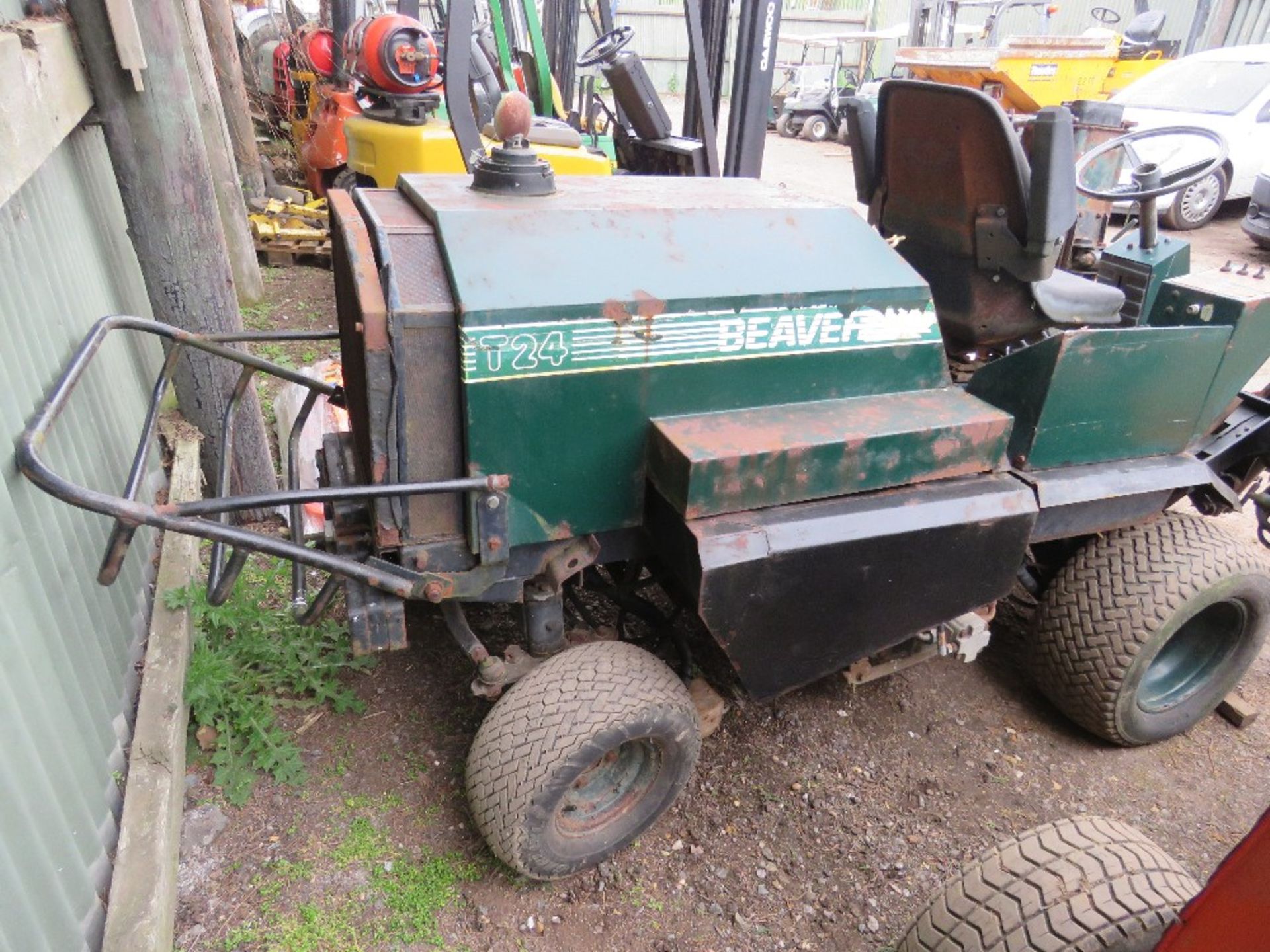 BEAVER T24 4WD RIDE ON TRIPLE MOWER. WHEN TESTED WAS SEEN TO RUN, DRIVE AND MOWERS ENGAED (ONE CUTTE - Image 5 of 9
