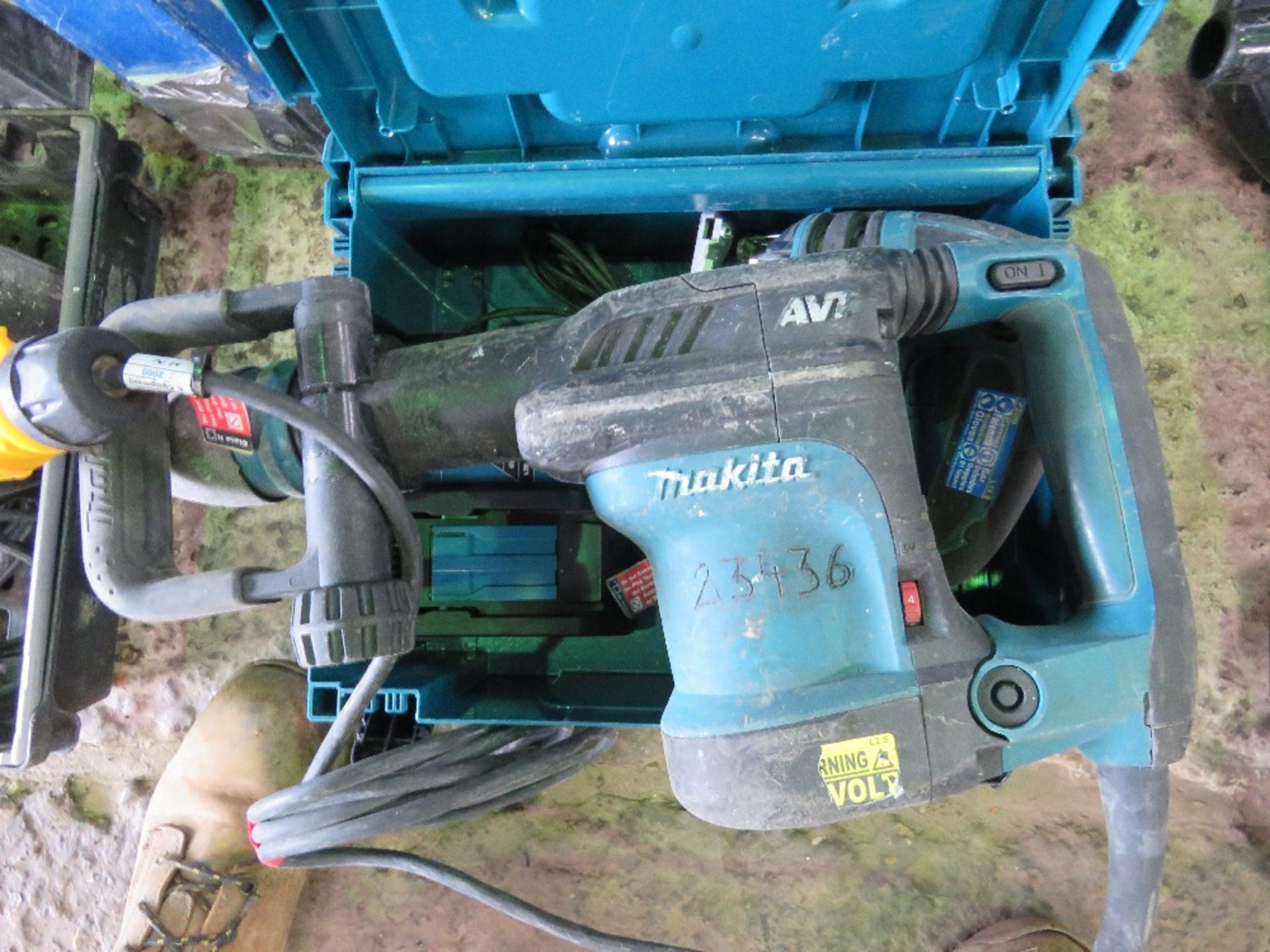 MAKITA AVT BATTERY JIGSAW PLUS AN AVT BREAKER 110VOLT.