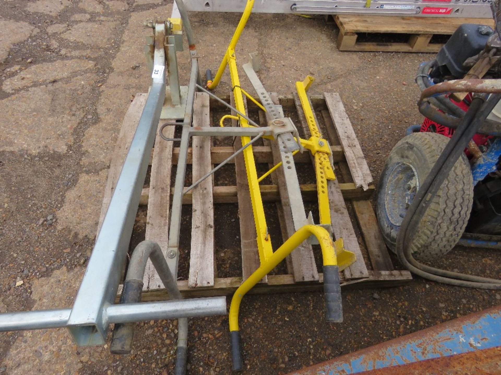 2 X KERB LIFTING TONGS AND A MANHOLE LIFTER UNIT. SOURCED FROM COMPANY LIQUIDATION.....THIS LOT IS S - Image 3 of 4