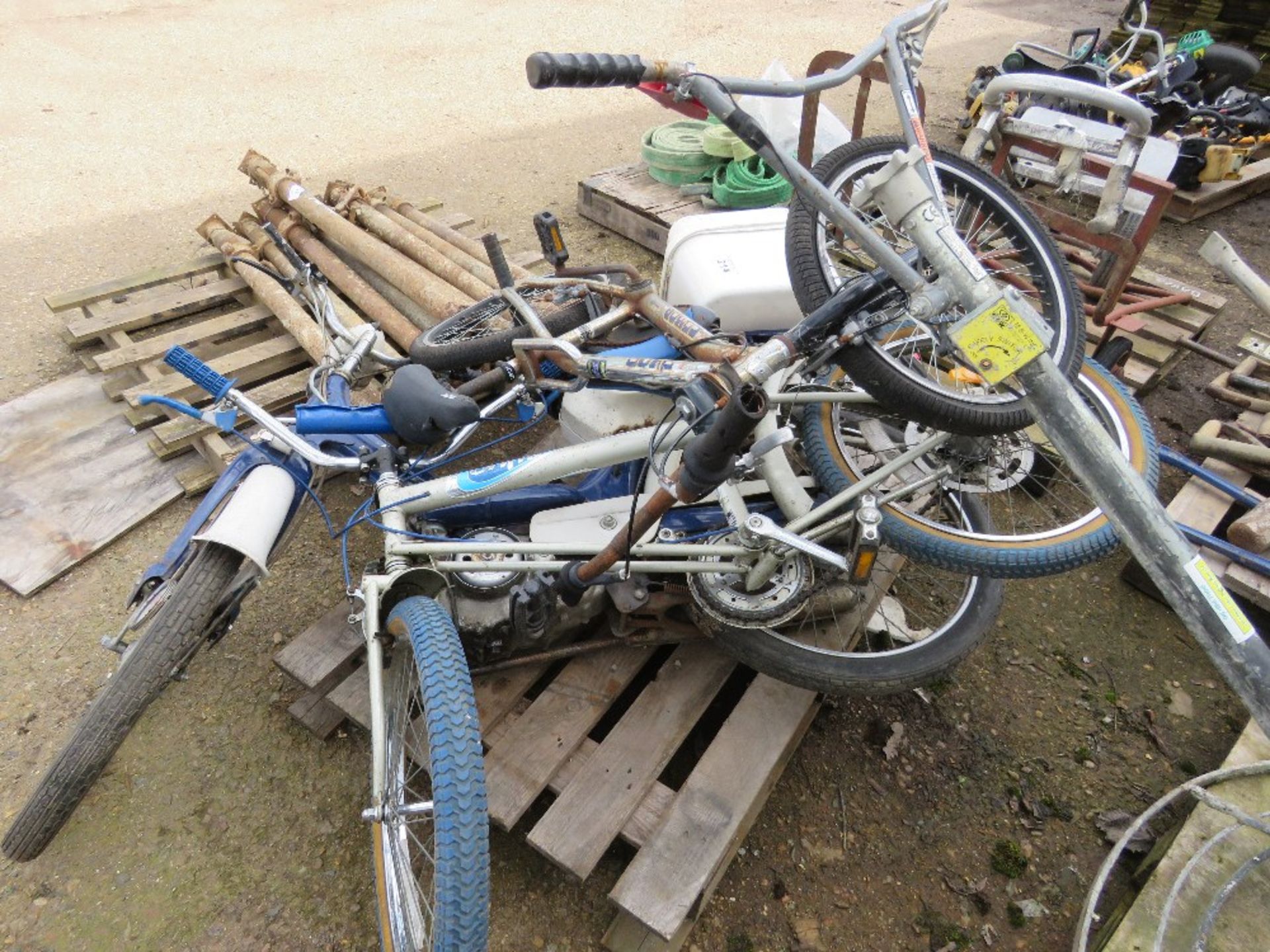 HONDA 50CC MOPED REG: GJH 68N (LOG BOOK TO APPLY FOR) YEAR 1974. PLUS 2 NO BICYCLES. - Image 2 of 3