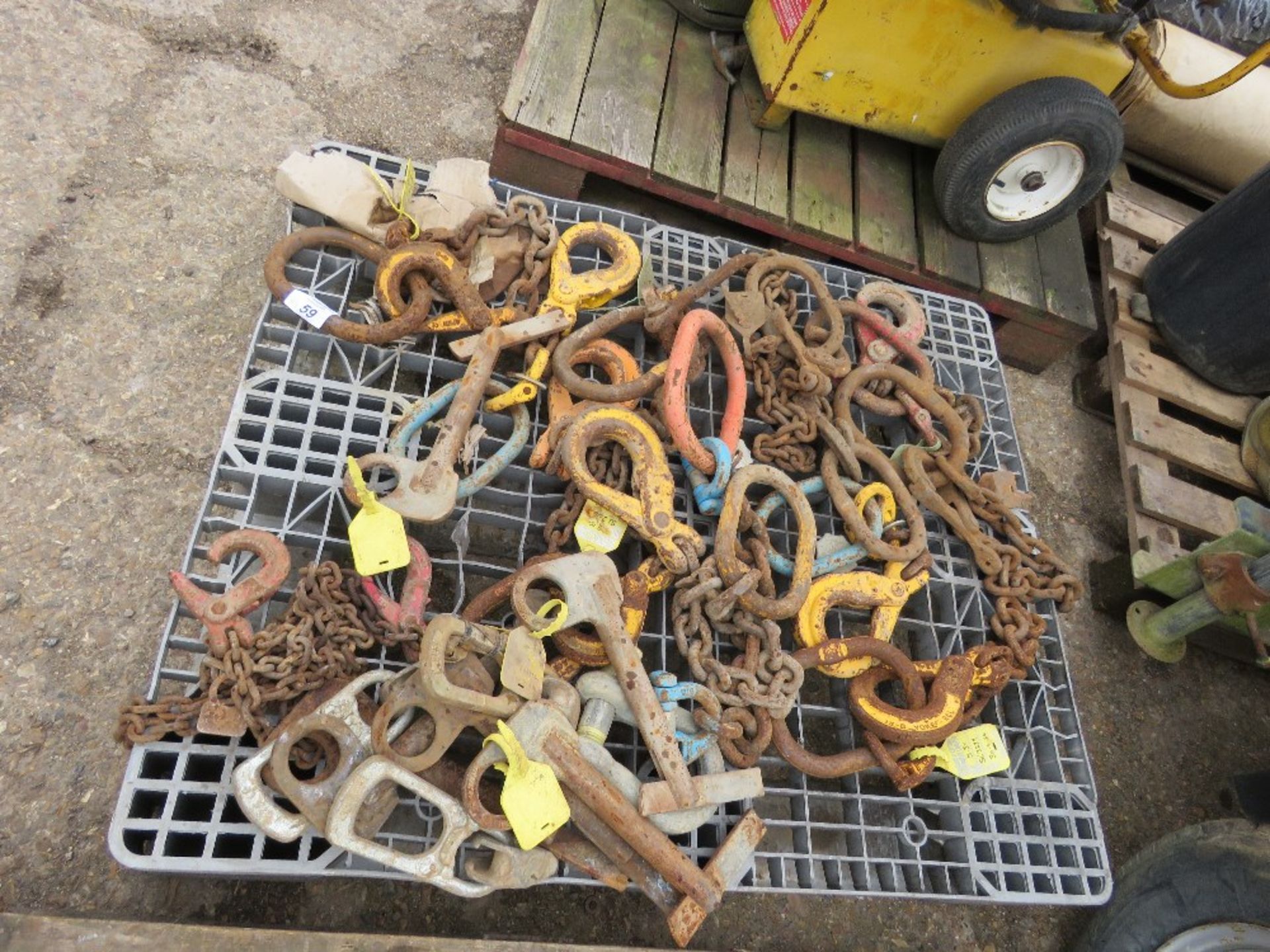 PALLET CONTAINING SINGLE DROP CHAINS, LIFTING PINS ETC.........THIS LOT IS SOLD UNDER THE AUCTIONEER - Image 3 of 3