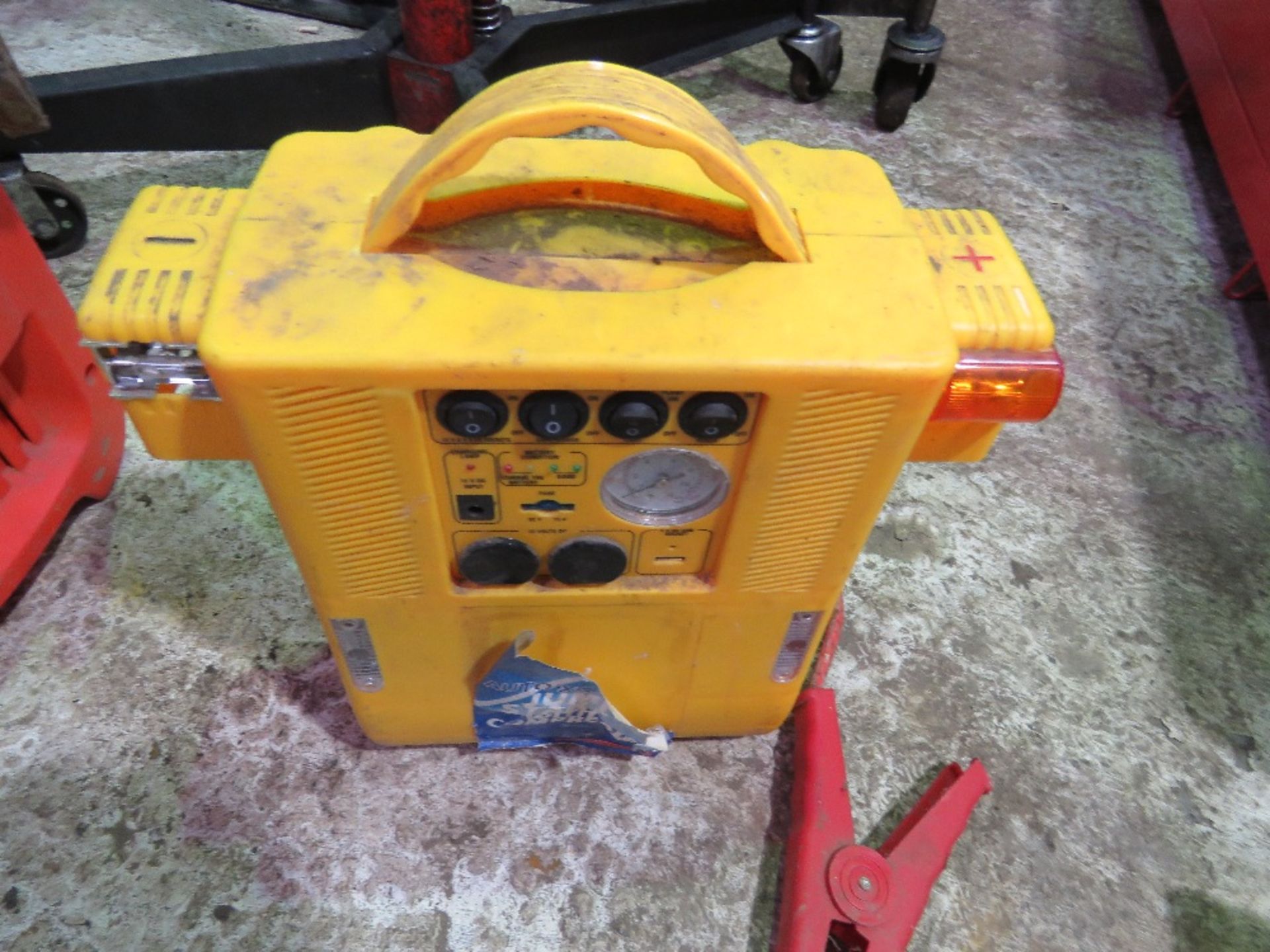 ROHR 12/24 VOLT BATTERY CHARGER PLUS A JUMP STARTER UNIT. SOURCED FROM GARAGE COMPANY LIQUIDATION. - Image 3 of 7