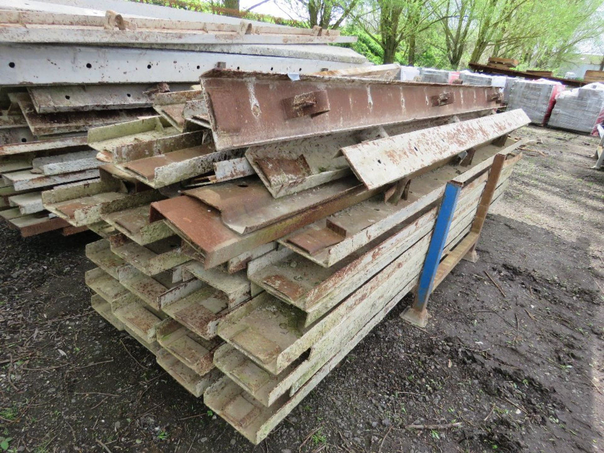 STILLAGE CONTAINING MAINLY 6" CONCRETE ROAD FORMS. SOURCED FROM COMPANY LIQUIDATION. - Image 4 of 5