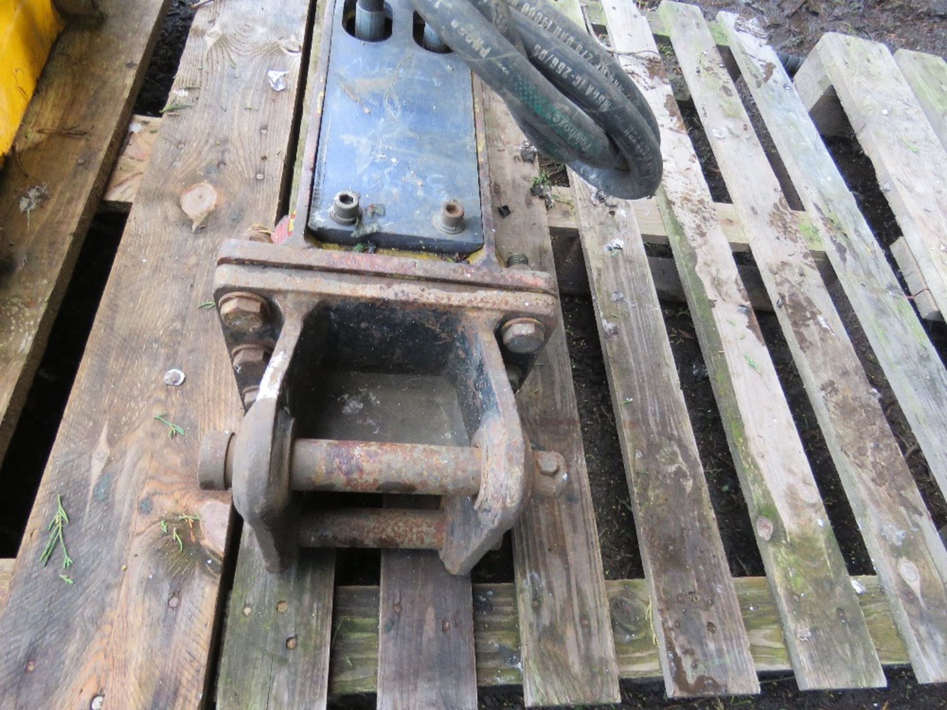 OKB EXCAVATOR MOUNTED BREAKER ON 30MM PINS TO SUIT 3-5 TONNE EXCAVATOR. - Image 3 of 4