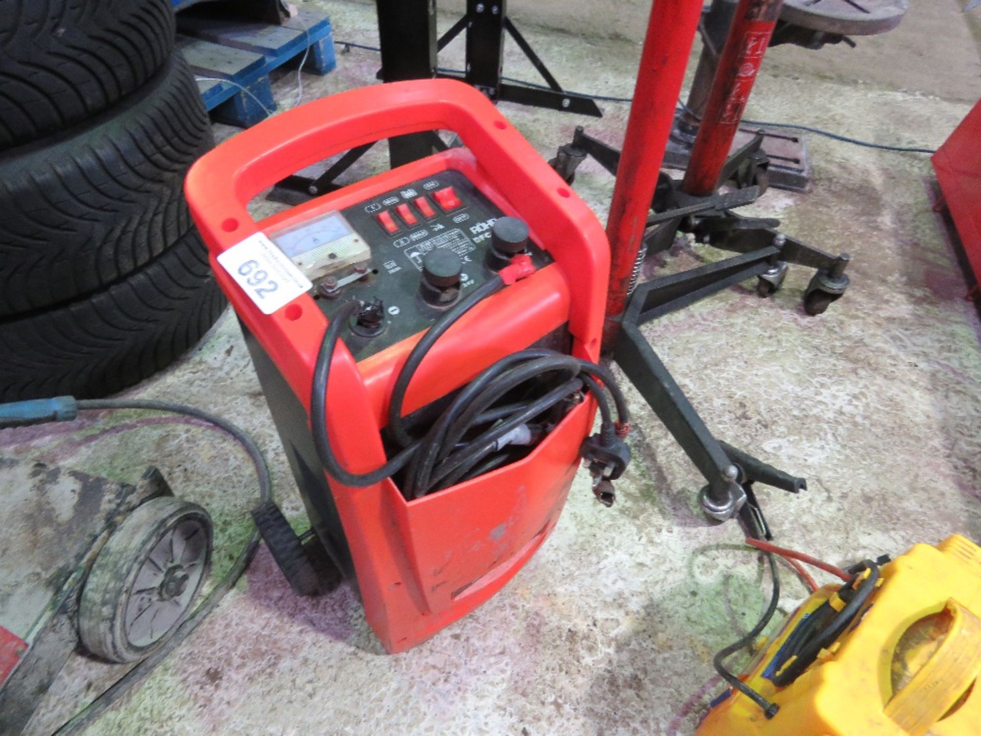 ROHR 12/24 VOLT BATTERY CHARGER PLUS A JUMP STARTER UNIT. SOURCED FROM GARAGE COMPANY LIQUIDATION. - Image 7 of 7