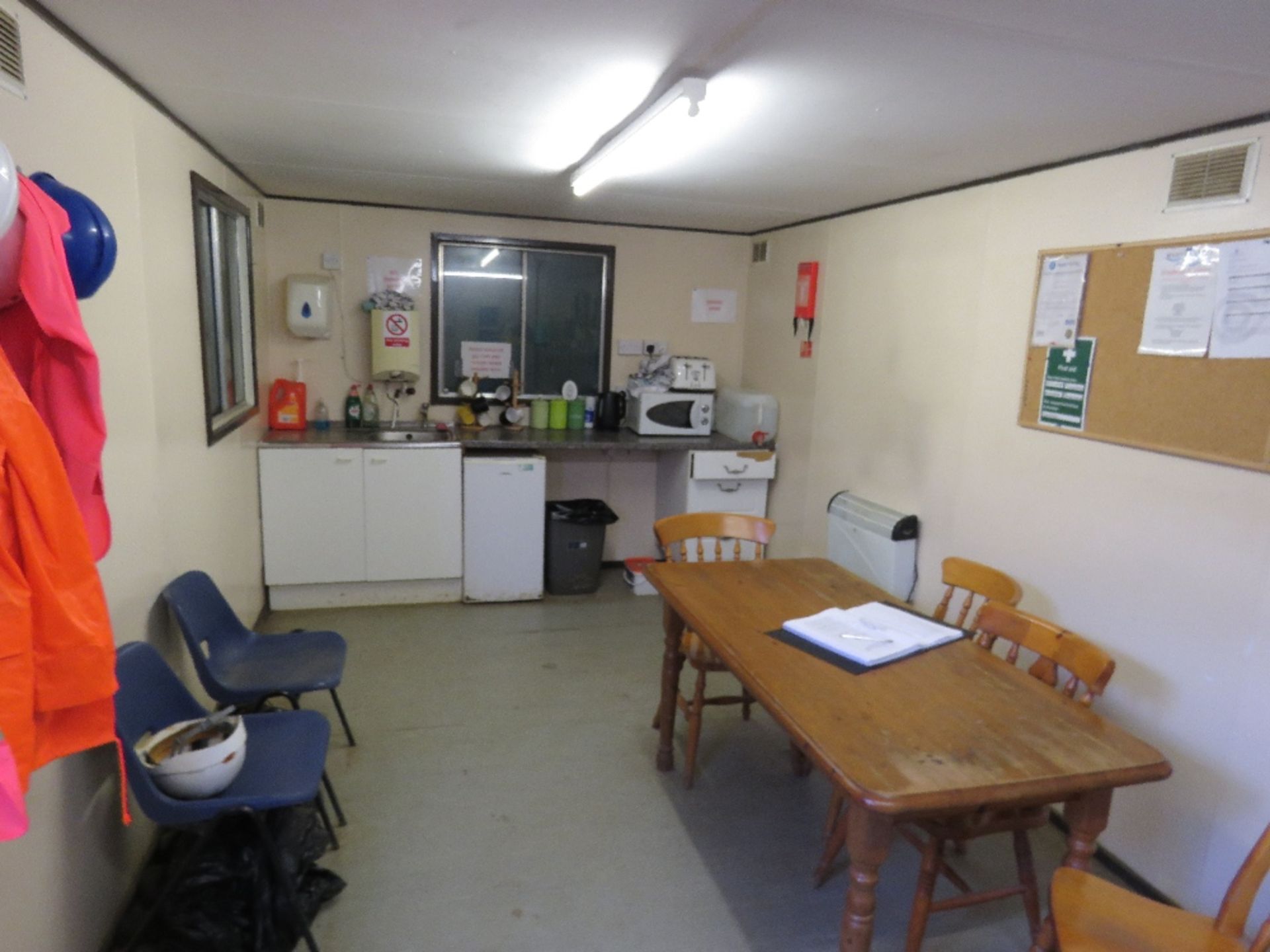 PORTABLE SITE OFFICE 32FT X 10FT APPROX WITH SMALL KITCHEN AREA AT ONE END. 60/40 SPLIT APPROX AS SH - Image 2 of 8