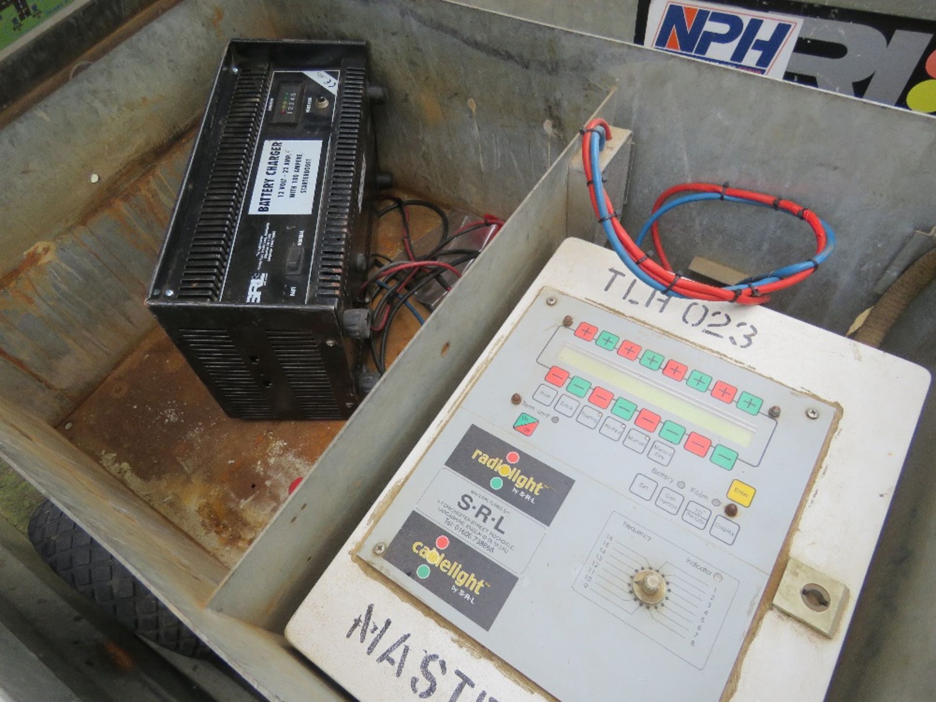 TRAFFIC LIGHT TRAILER AND LIGHTS (NO BATTERIES) INCLUDING A CHARGER UNIT. - Image 8 of 9