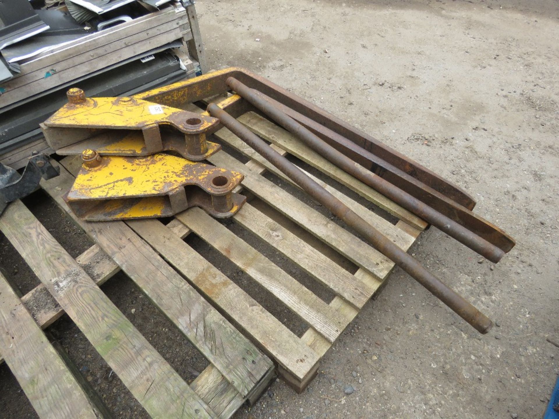 PAIR OF FORKS FOR JCB TYPE BACKHOE LOADER WITH BARS. - Image 3 of 4