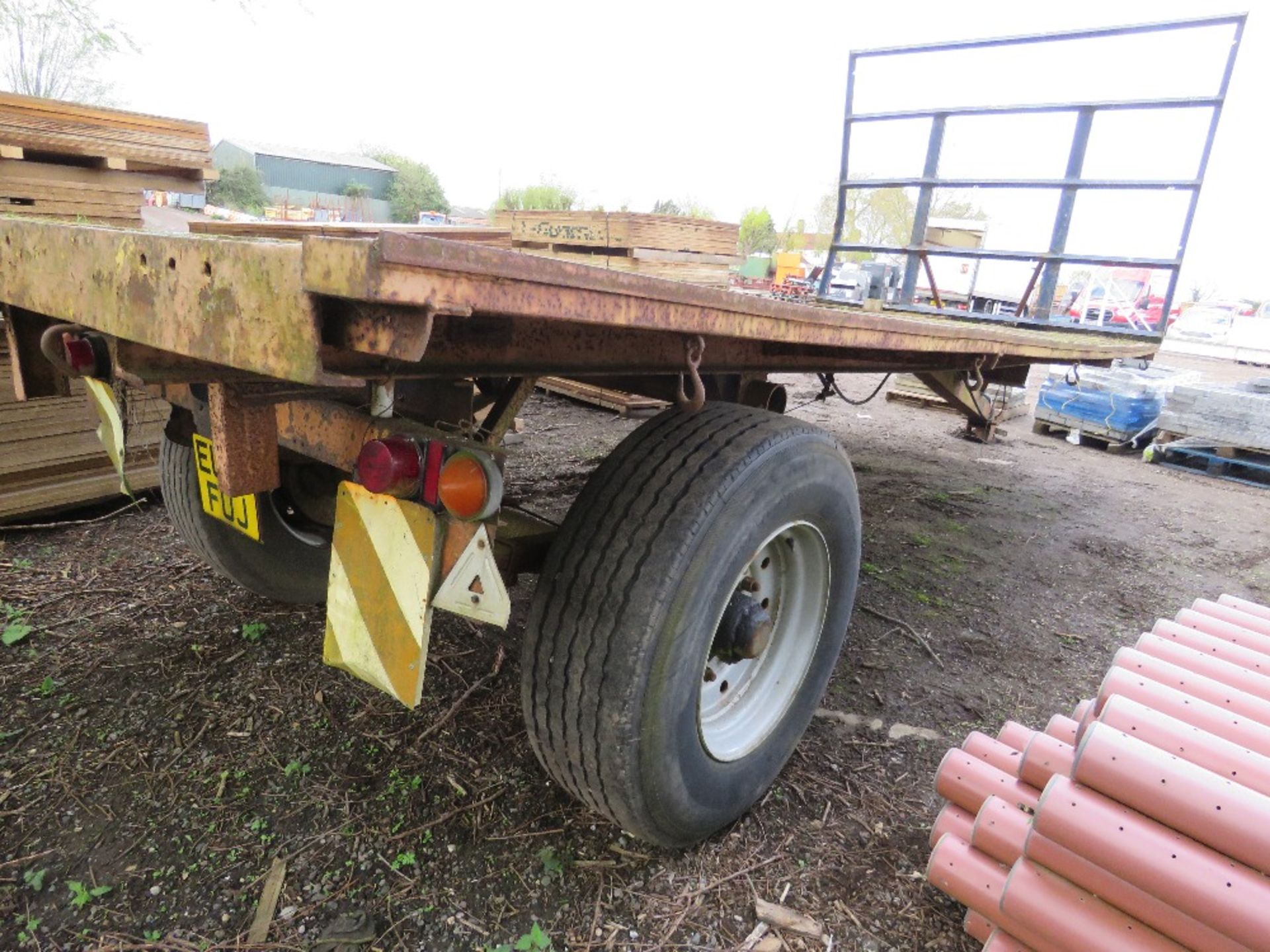 SINGLE AXLED FLAT BED BALE TRAILER, 20FT X 8FT BED APPROX ON SUPER SINGLE WHEELS.....THIS LOT IS SOL - Image 5 of 8