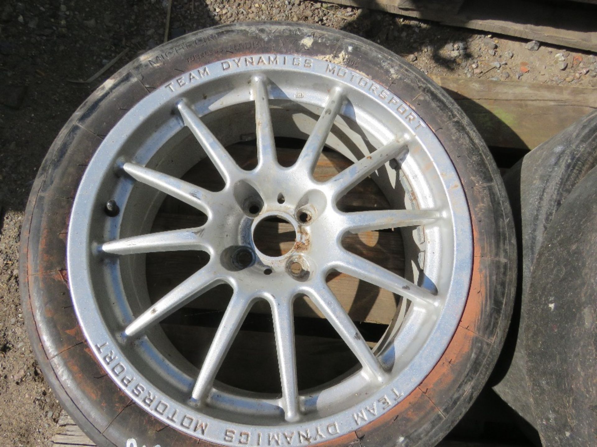 SET OF 4NO TEAM DYNAMICS MOTORSPORT RACING WHEELS AND TYRES, PREVIOUSLY USED ON AN ALFA ROMEO 33 RA - Image 7 of 8