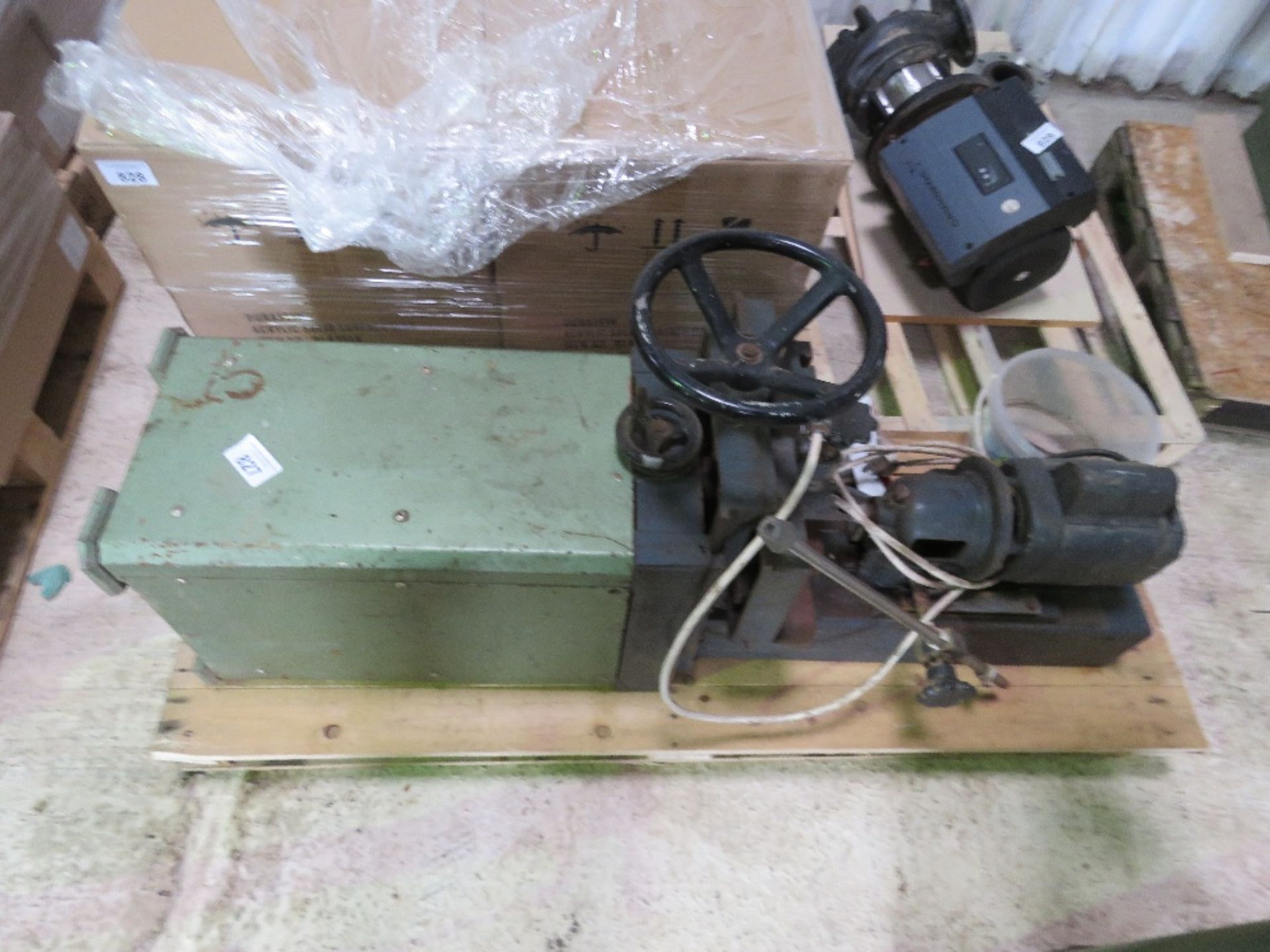 WOOD WORKING MORTICER DRILL WITH TOOLS / BITS AS SHOWN, SINGLE PHASE POWERED.