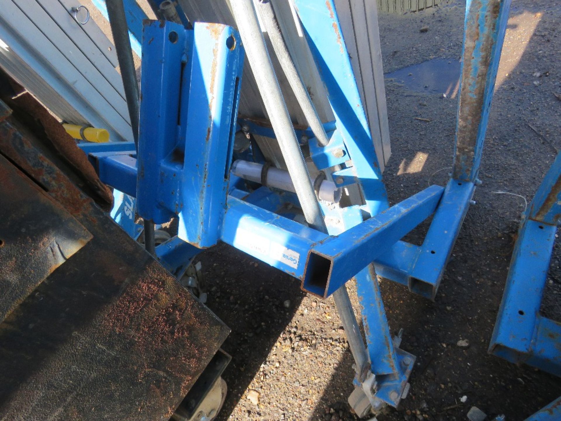 GENIE SLA25 MATERIAL HOIST WITH FORKS. THX2233 - Image 5 of 7