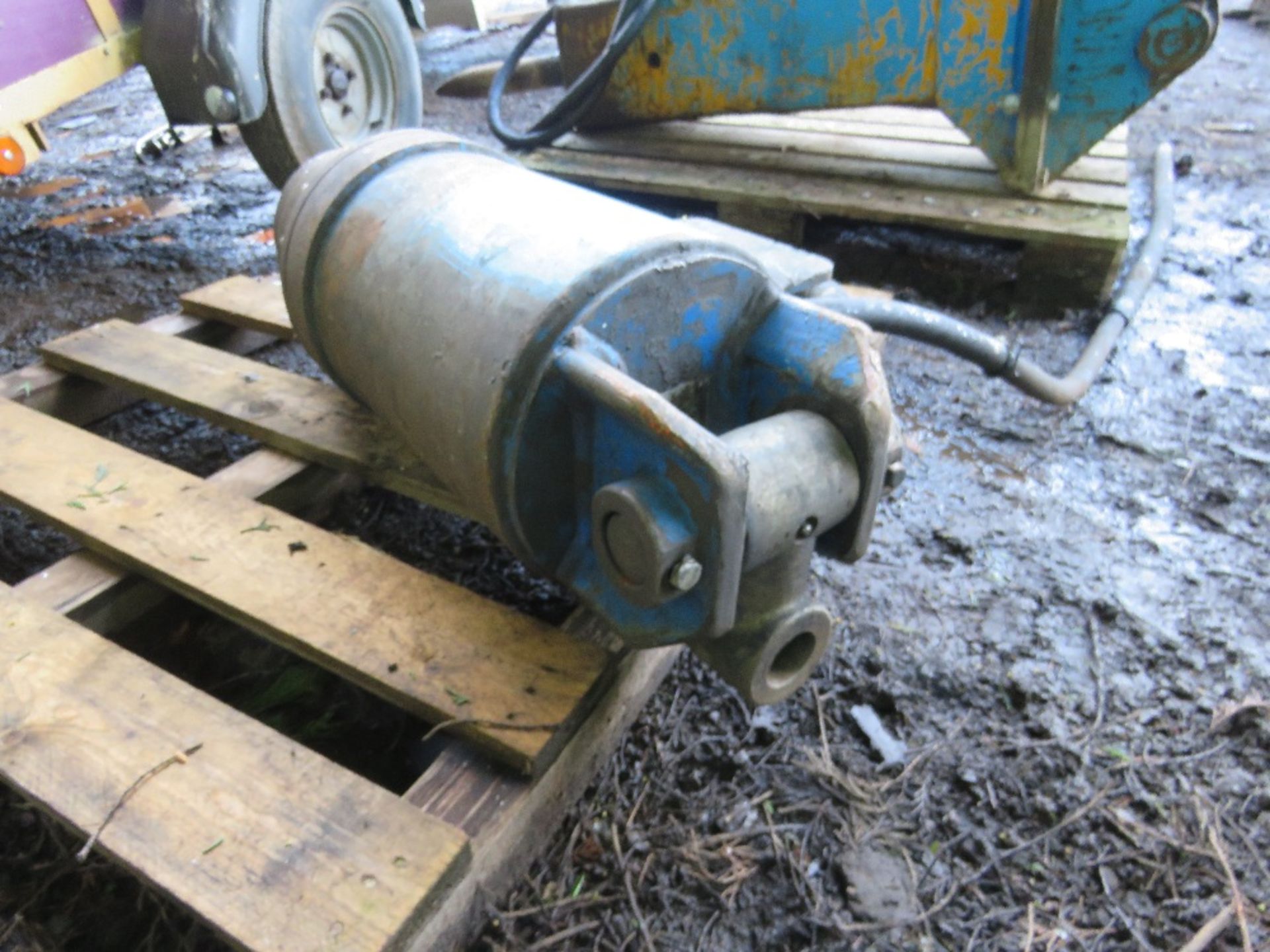 LARGE SIZED EXCAVATOR MOUNTED AUGER DRIVE HEAD. 75MM SQUARE DRIVE HEAD, 45MM TOP PIN SIZE APPROX. - Image 2 of 3