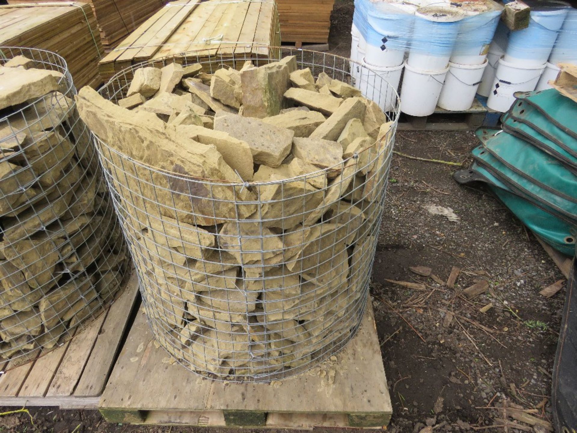 3NO LARGE CAGES OF SANDSTONE PAVING PIECES.....THIS LOT IS SOLD UNDER THE AUCTIONEERS MARGIN SCHEME, - Image 4 of 7