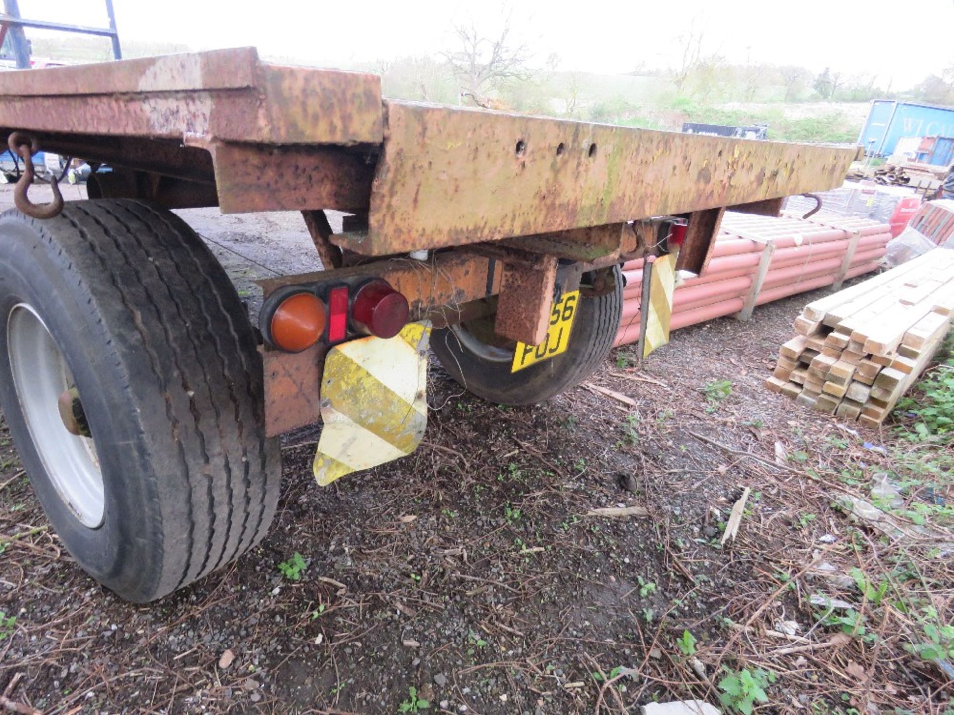 SINGLE AXLED FLAT BED BALE TRAILER, 20FT X 8FT BED APPROX ON SUPER SINGLE WHEELS.....THIS LOT IS SOL - Image 6 of 8