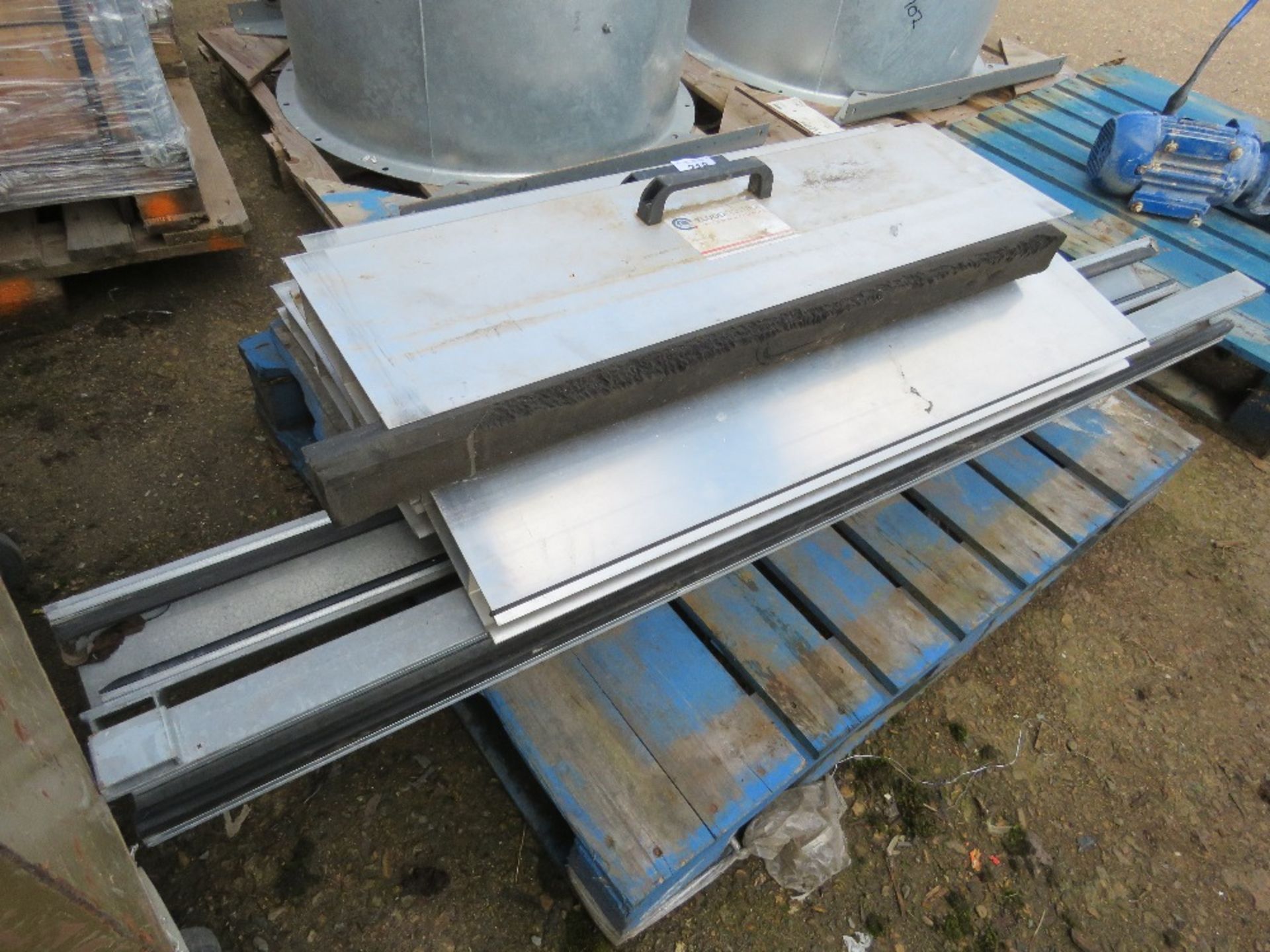 FLOOD BARRIER SYSTEM FOR DOORWAY. 1.83M HEIGHT SIDE RAILS, 1.03 M OVERALL WIDTH, 6 ALUMINIUM DROP IN
