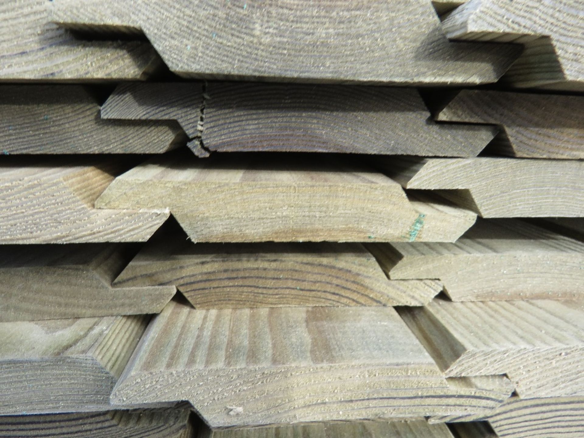 LARGE PACK OF PRESSURE TREATED SHIPLAP TYPE TIMBER CLADDING BOARDS. 1.73M LENGTH X 100MM WIDTH APPRO - Bild 3 aus 3
