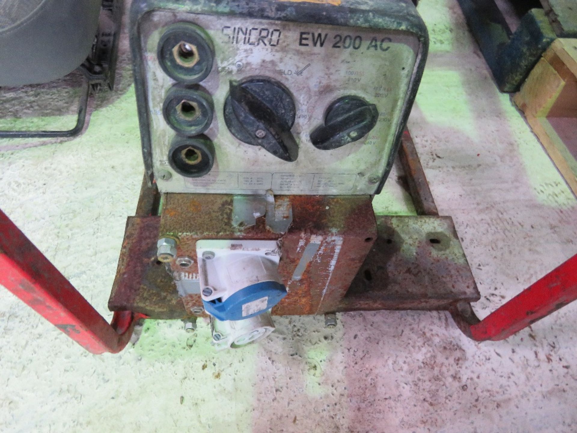 HONDA SINCRO EW200AC WELDER GENERATOR. WHEN TESTED WAS SSEN TO RUN AND MADE POWER.....THIS LOT IS SO - Image 2 of 4