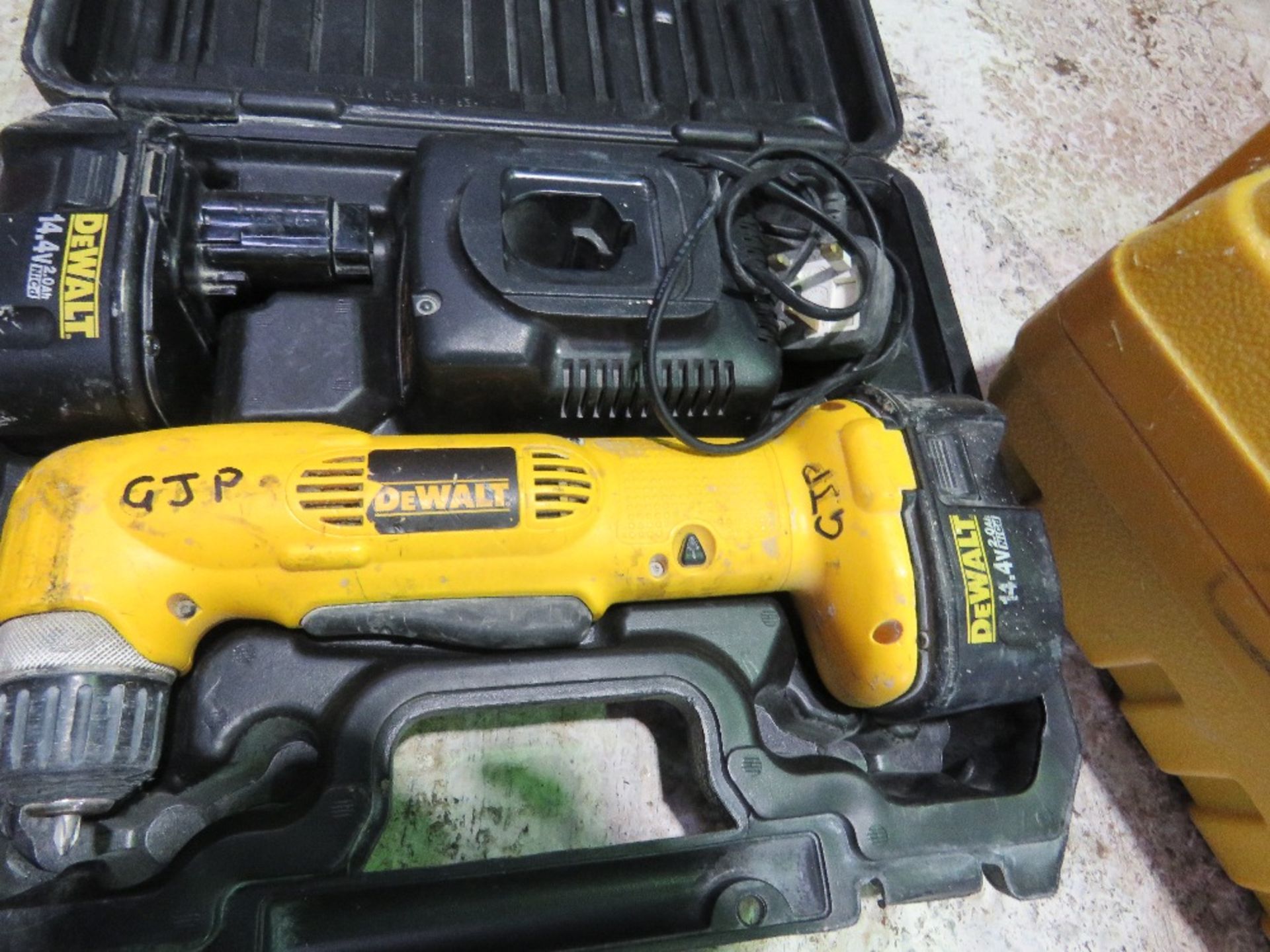 DEWALT RIGHT ANGLE BATTERY DRILL PLUS A MAKITA 110VOLT RIGHT ANGLE DRILL. DIRECT FROM LOCAL COMPANY. - Image 3 of 5