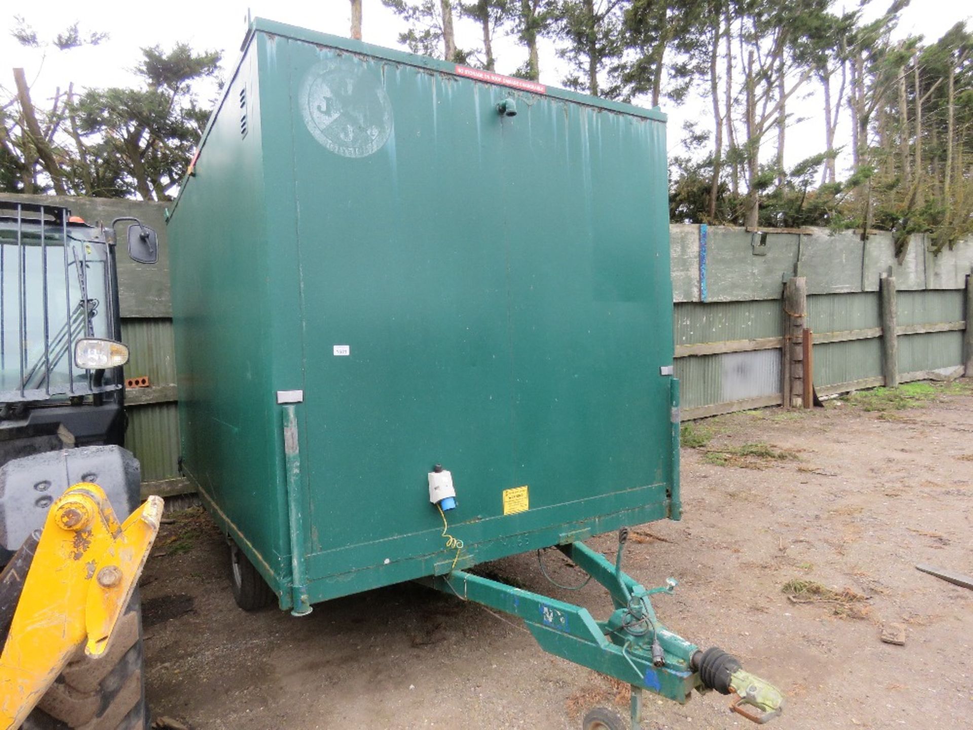 SINGLE AXLE TOWED WELFARE TRAILER 12FT LENGTH APPROX WITH CANTEEN AND TOILET. SUPPLIED WITH KEY. DIR