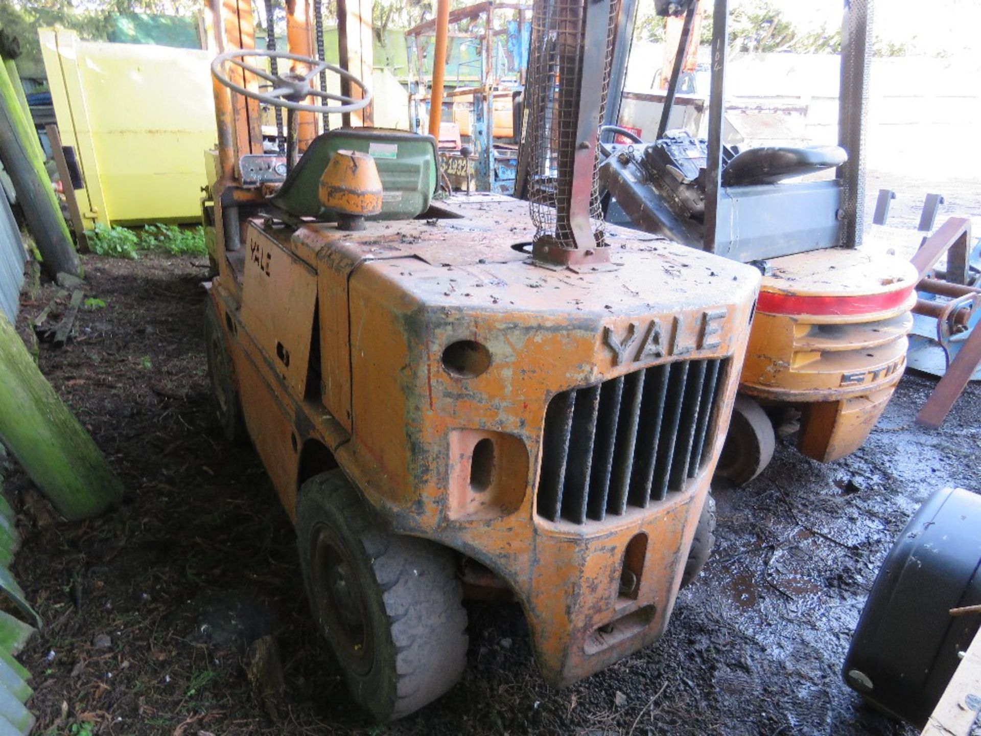 YALE DIESEL FORKLIFT TRUCK. WHEN TESTED WAS SEEN TO DRIVE, BRAKE AND LIFT (STEERING TIGHT). SEE VIDE - Image 3 of 9