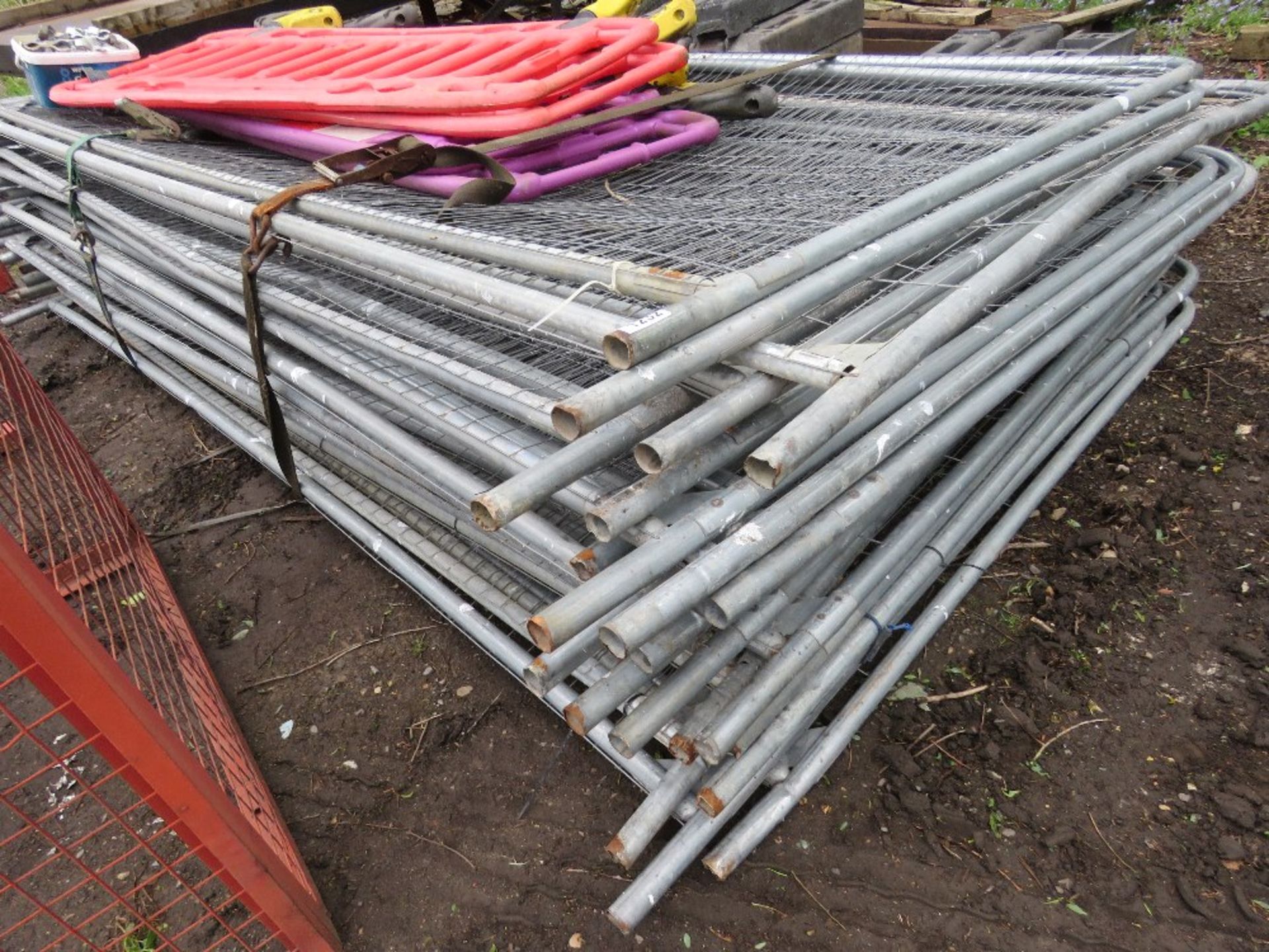 STACK OF HERAS TYPE FENCE PANELS (21NO IN TOTAL APPROX) WITH FEET AND CLIPS AS SHOWN PLUS 4 NO PLAST - Image 2 of 5