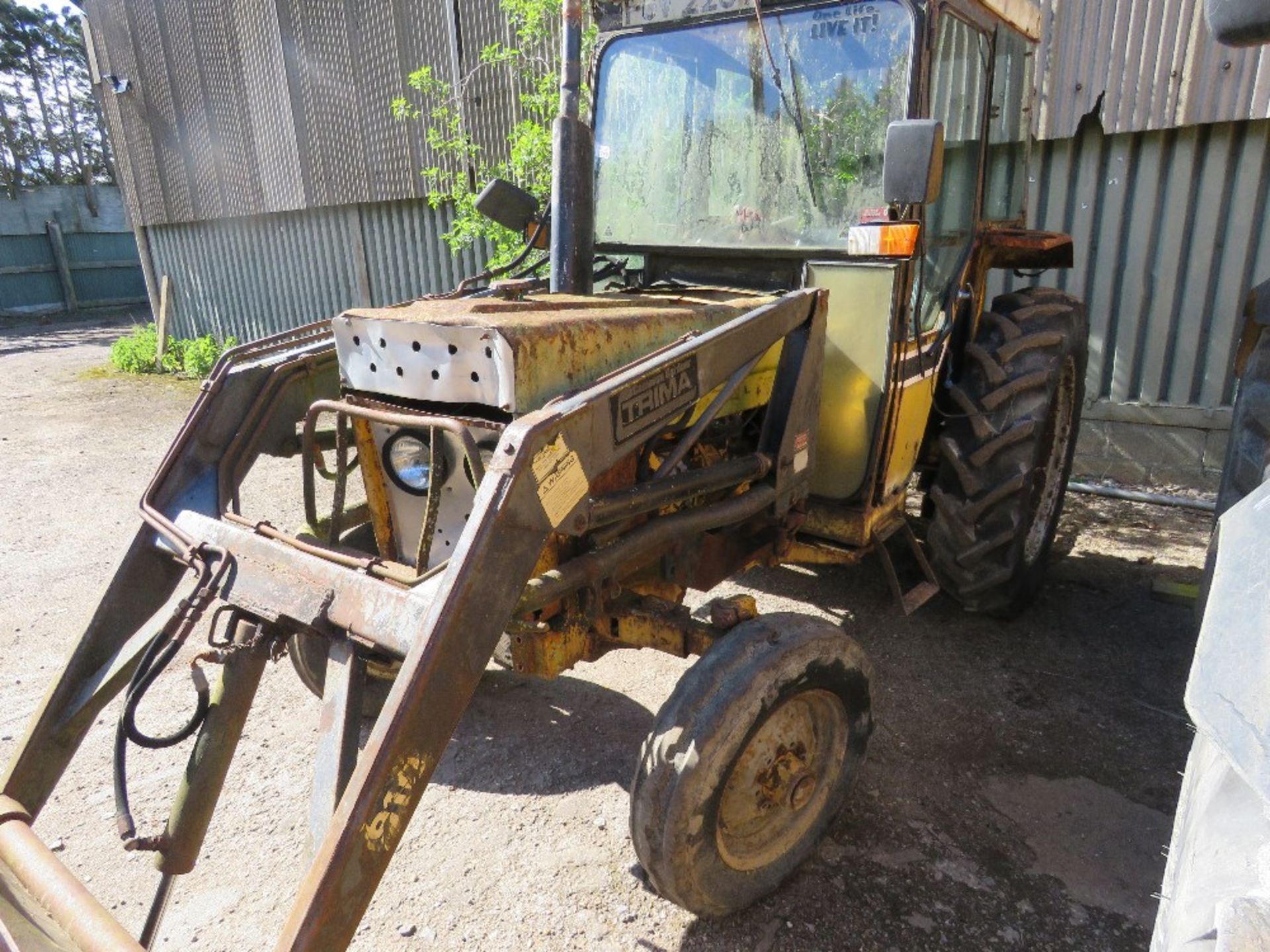INTERNATIONAL 2WD TRACTOR WITH TRIMA 910 POWER LOADER. REG:FGV 220T (LOG BOOK TO APPLY FOR). WHEN TE - Image 5 of 16