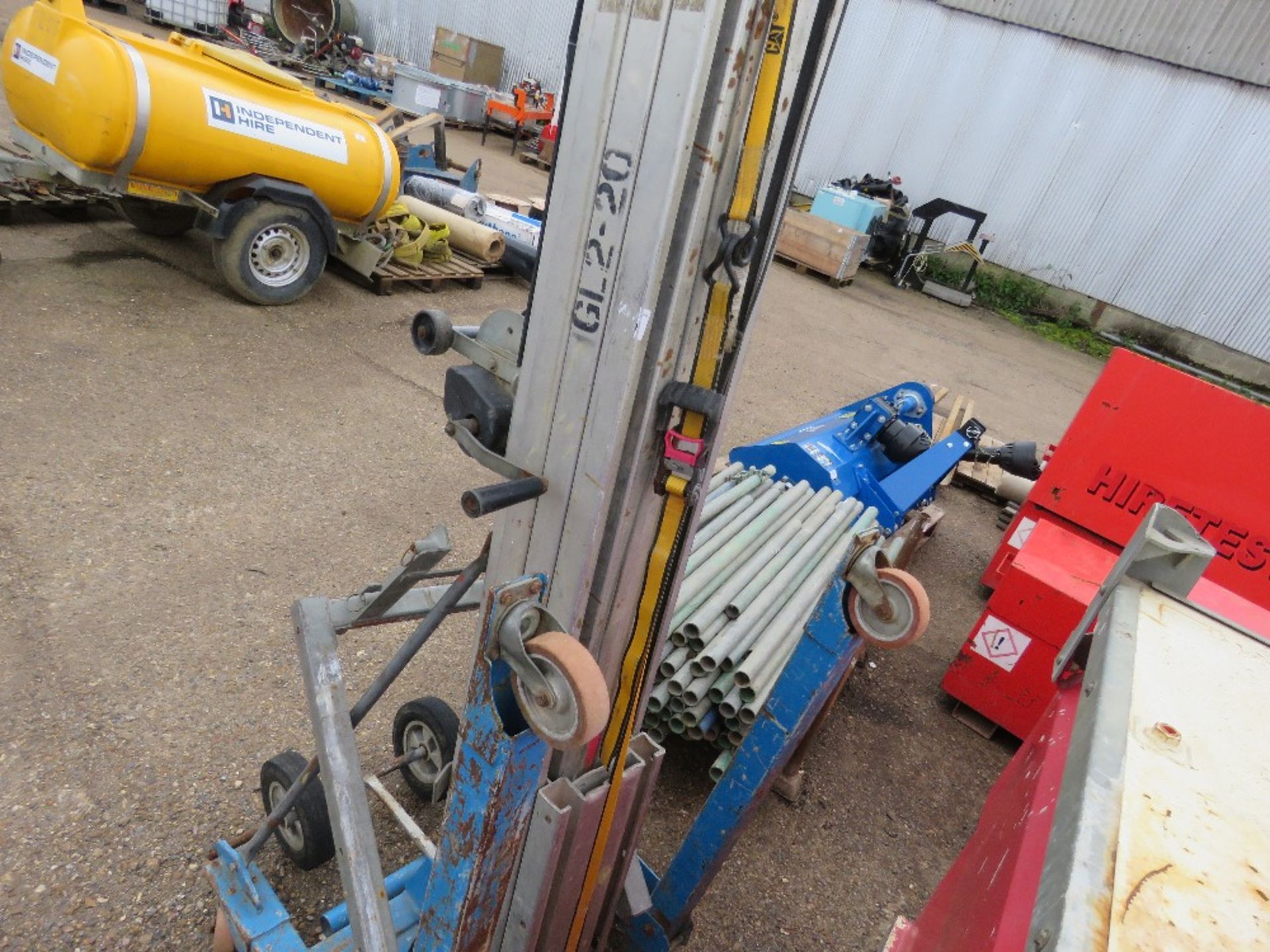 SUMNER 2018 EXTRA TALL MATERIAL HOIST WITH FORKS. SOURCED FROM LOCAL RETIRING BUILDER. THIS LOT - Image 4 of 4