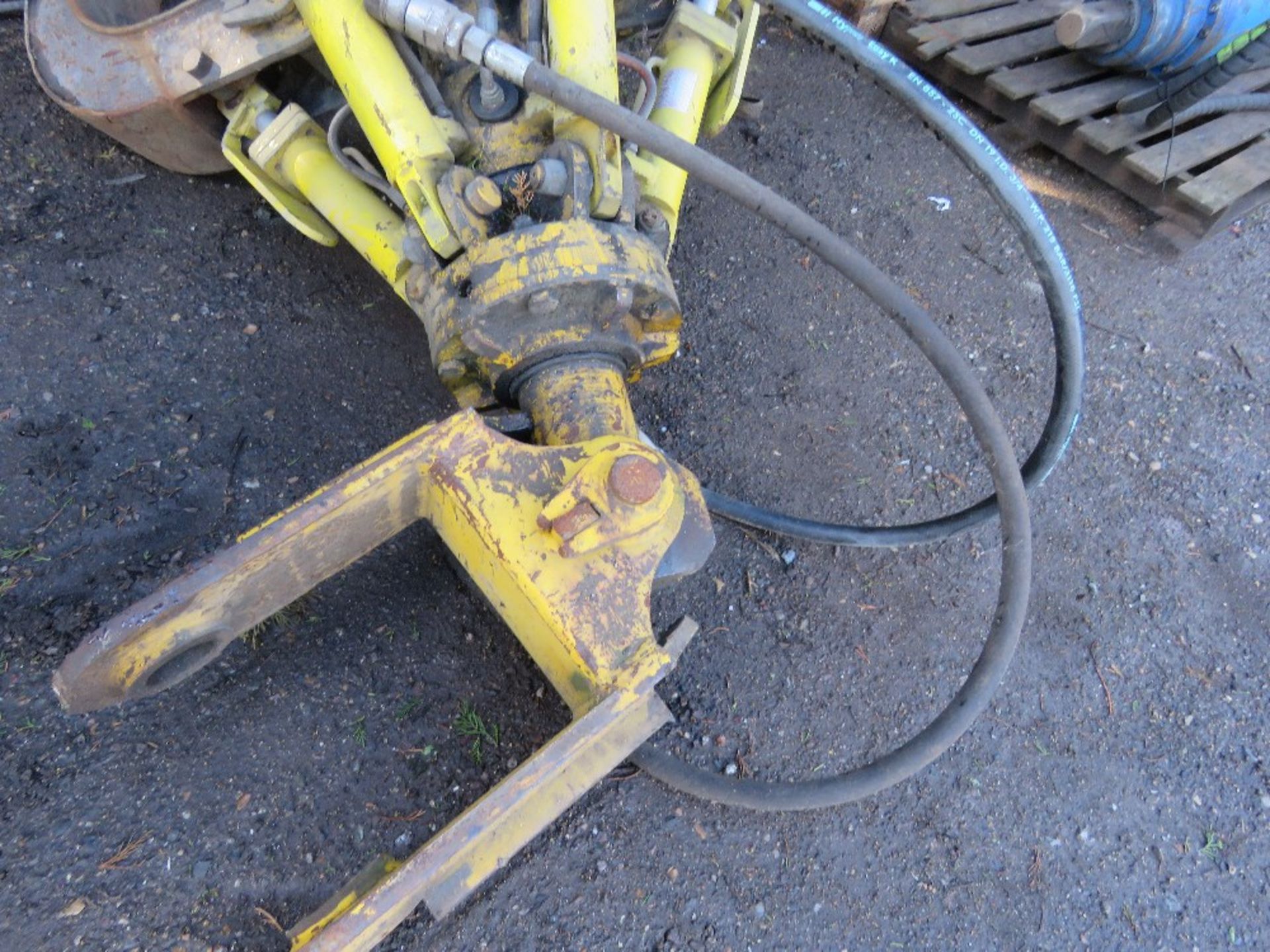 EXCAVATOR MOUNTED 5 TINE SCRAP GRAB WITH ROTATOR ON 65MM PINS, RAMS DONE LITTLE WORK SINCE REFURBISH - Image 5 of 6