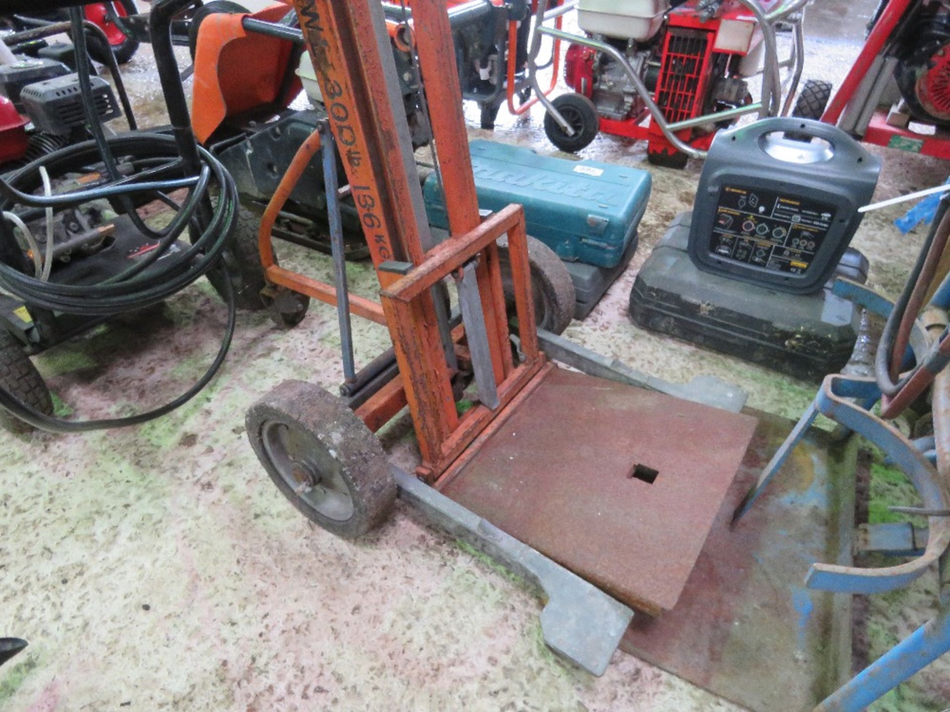 HAND OPERATED BARROW HOIST UNIT.....THIS LOT IS SOLD UNDER THE AUCTIONEERS MARGIN SCHEME, THEREFORE - Image 2 of 7