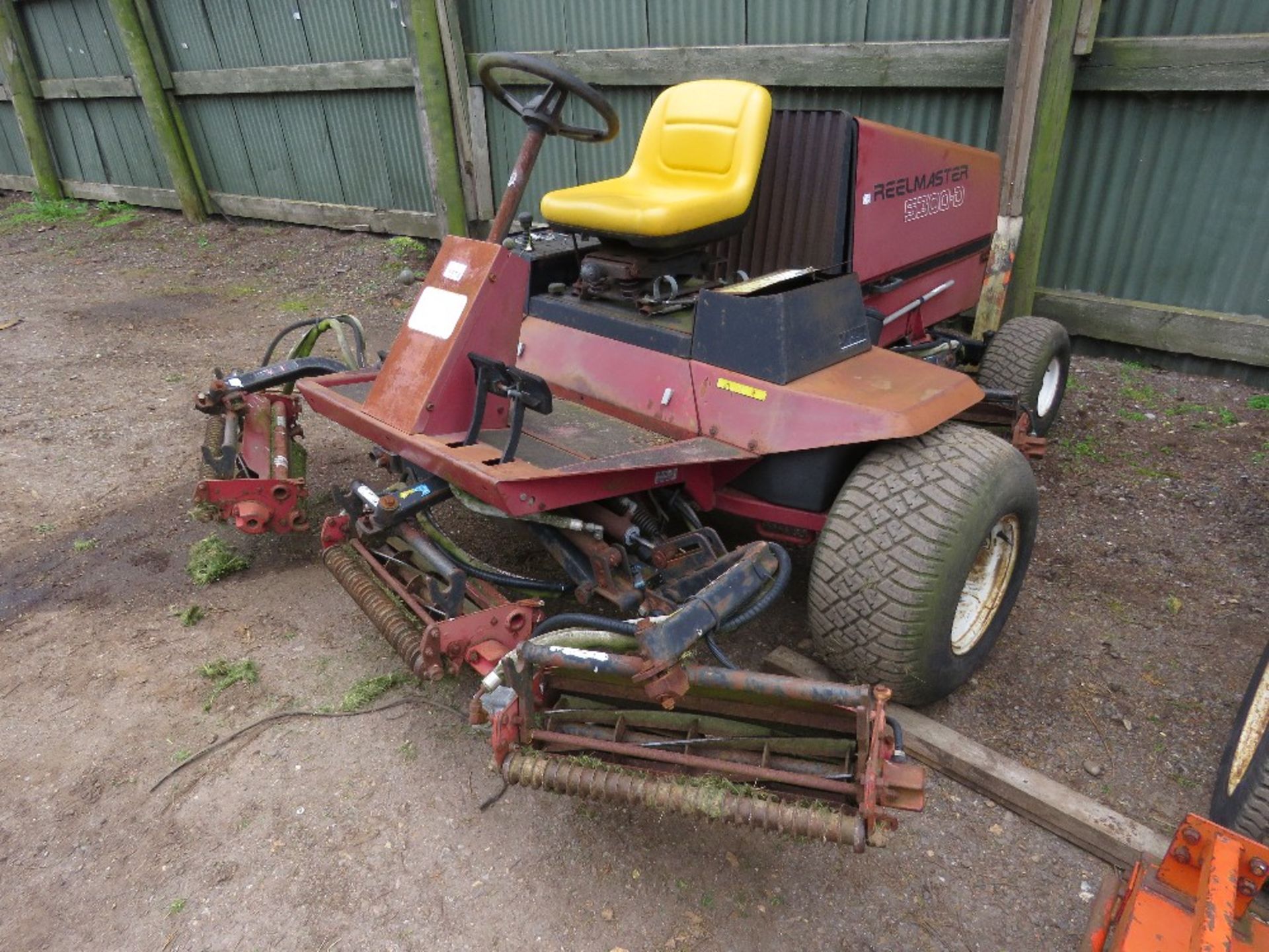 TORO 5 GANG RIDE ON MOWER, 2WD. WHNE TESTED WAS SEEN TO RUN, DRIVE AND MOWERS TURNED.....THIS LOT IS - Image 4 of 9