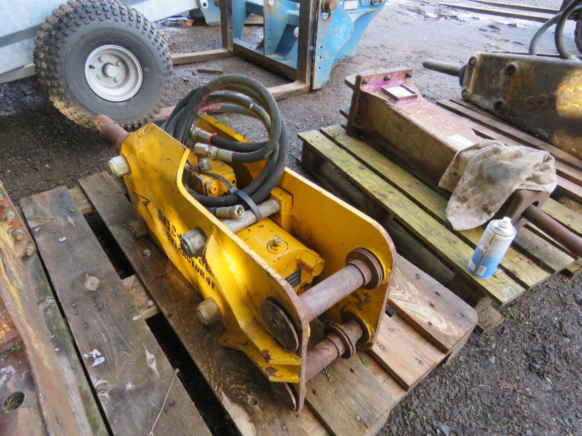 ARROWHEAD CONTRACTOR 4T EXCAVATOR MOUNTED BREAKER ON 45MM PINS. HAS DONE VERY LITTLE WORK, BELIEVED - Image 3 of 4