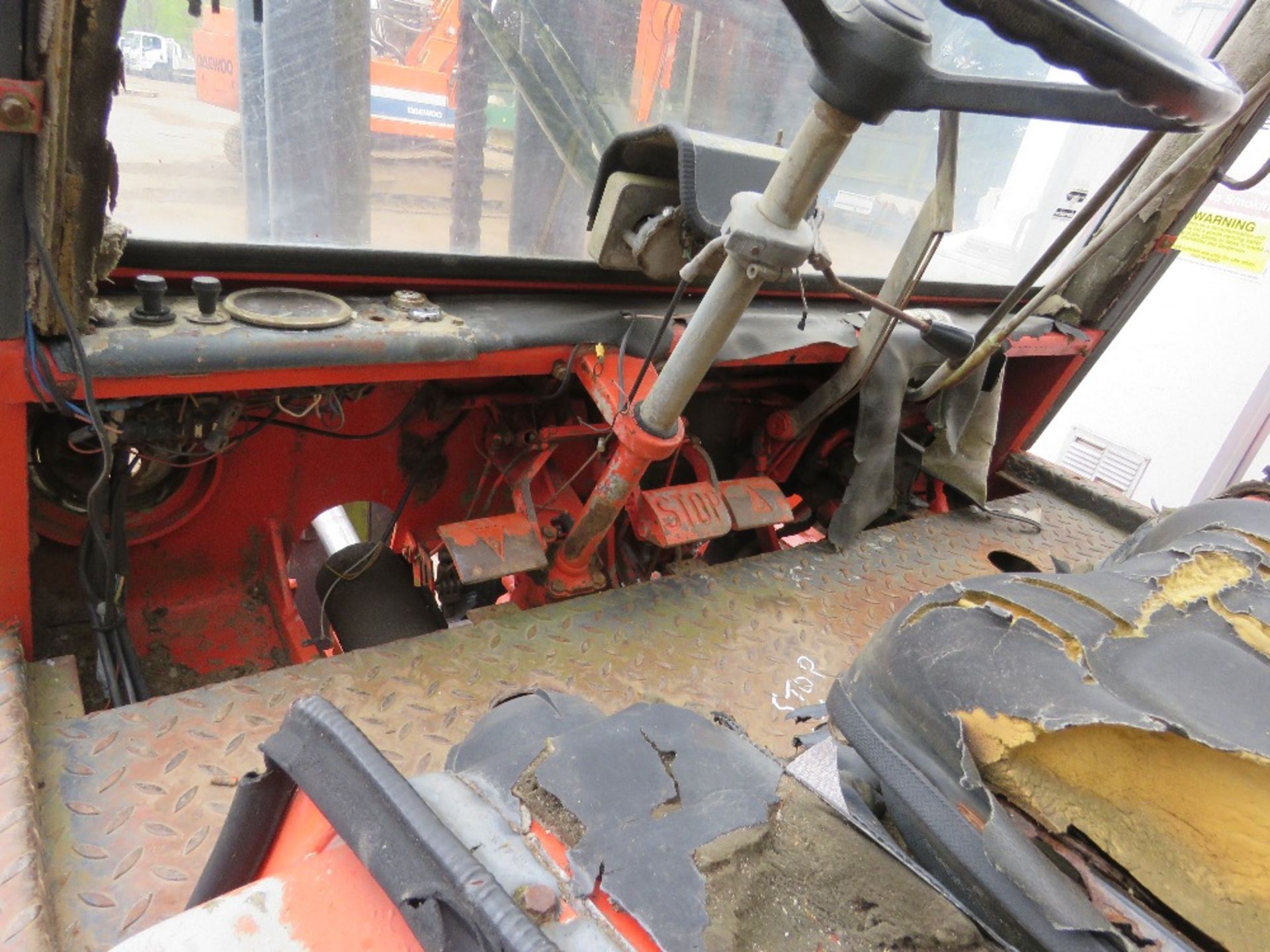 LINDE 6 TONNE DIESEL ENGINED FORKLIFT TRUCK WITH 7FT TINES FITTED. WHEN TESTED WAS SEEN TO RUN, DRIV - Image 6 of 12