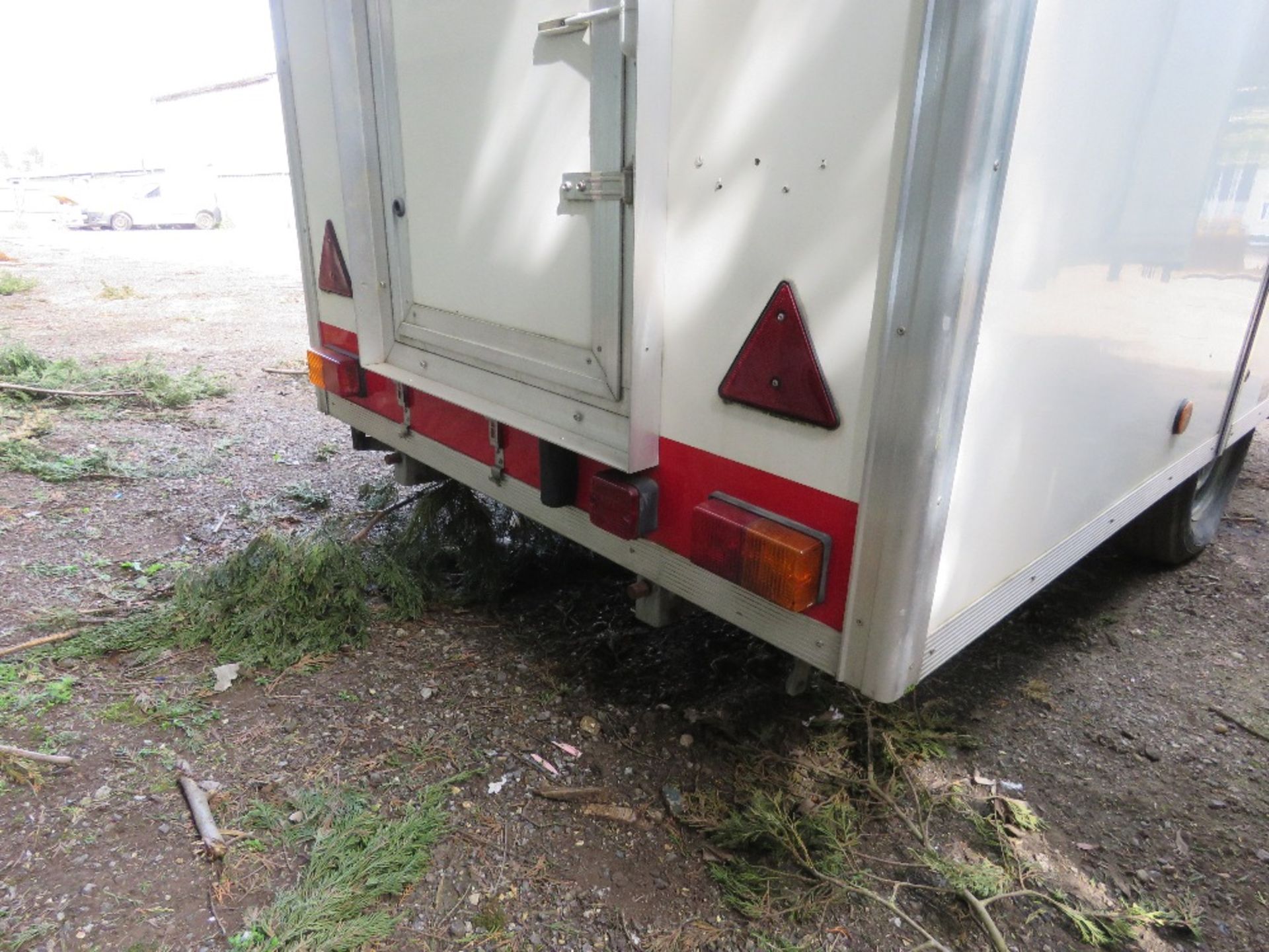 SMH DECONTAMINATION TRAILER, SINGLE AXLED. 10FT BODY SIZE APPROX. WITH HONDA GAS/PETROL GENERATOR & - Image 9 of 20