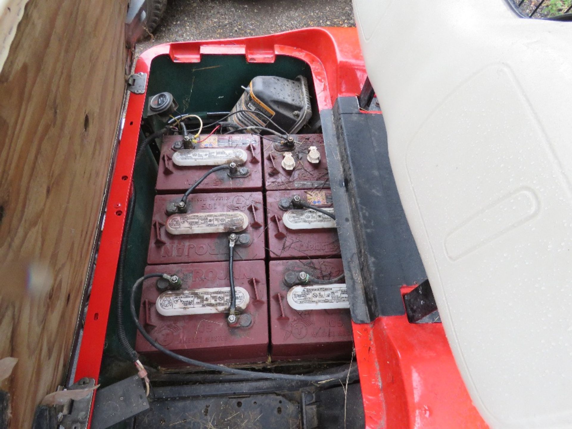 EZGO BATTERY POWERED GOLF BUGGY WITH CAHRGER AND KEY (NOT CHARGED...UNTESTED)....THIS LOT IS SOLD UN - Image 8 of 8