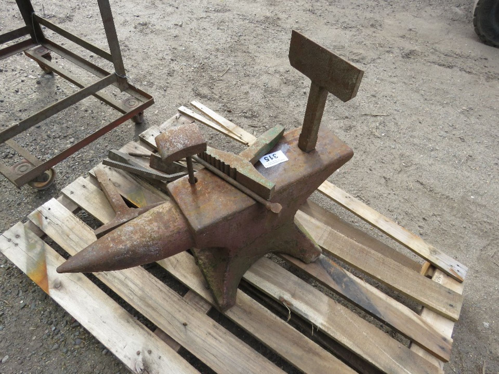 BLACKSMITH'S ANVIL, 70CM OVERALL LENGTH APPROX PLUS A RANGE OF TOOLING AS SHOWN.....THIS LOT IS SOLD - Bild 2 aus 6