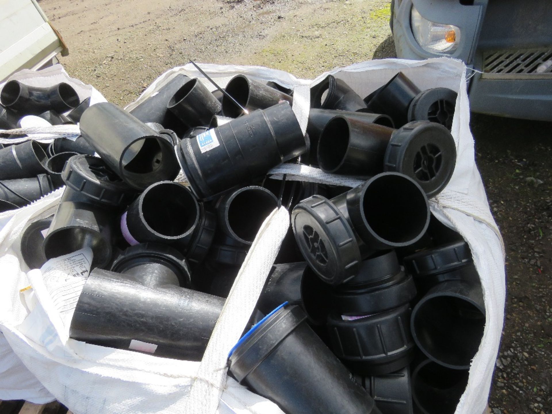 2 X BULK BAGS CONTAINING PLASTIC PIPE JOINTS AND FITTINGS. - Image 2 of 5