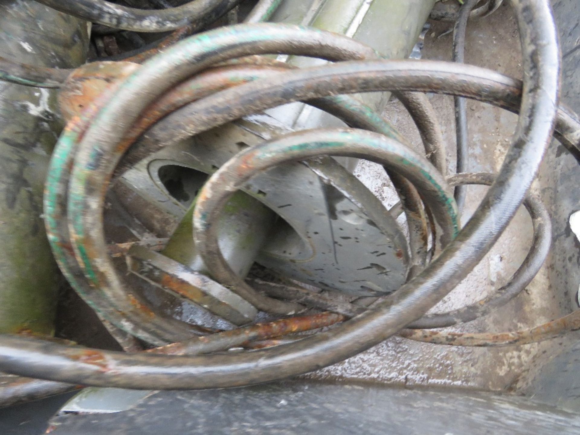 3 X HEAVY DUTY HYDRAULIC RAMS WITH HOSES AS SHOWN. - Image 3 of 4