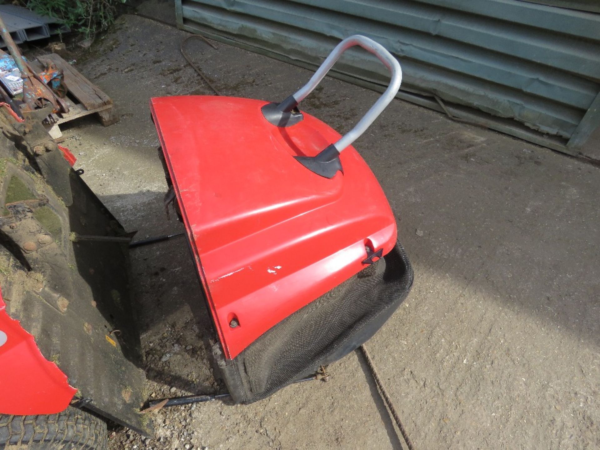 ALKO POWERLINE RIDE ON MOWER WITH COLLECTOR.....THIS LOT IS SOLD UNDER THE AUCTIONEERS MARGIN SCHEME - Image 3 of 10