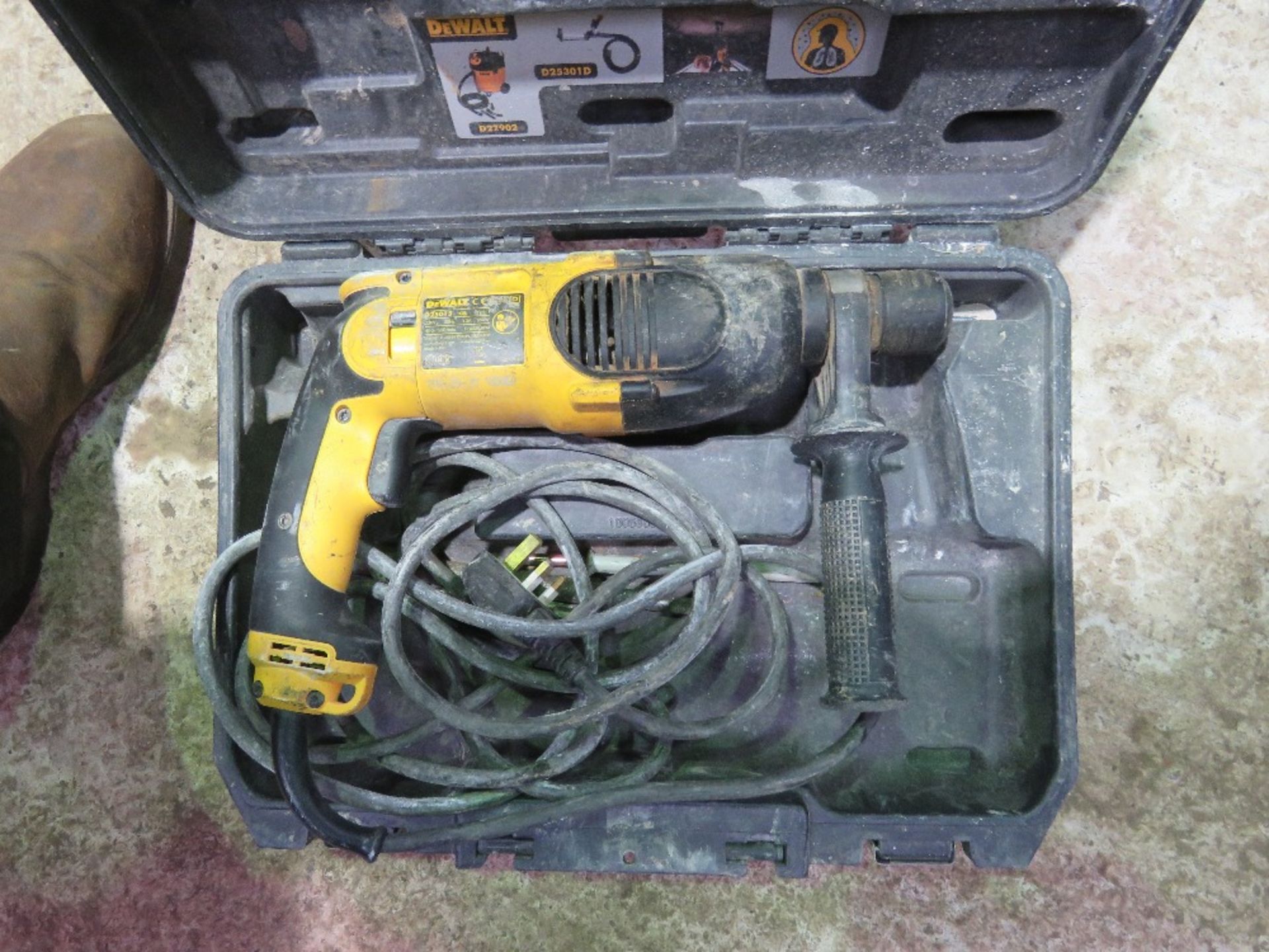 JCB HM25 HYDRAULIC BREAKER GUN PLUS A DEWALT 110VOLT DRILL.......THIS LOT IS SOLD UNDER THE AUCTIONE - Image 4 of 4