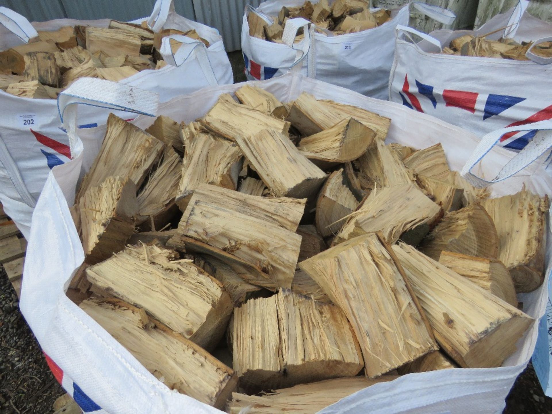 BULK BAG CONTAINING MAINLY HARDWOOD FIREWOOD LOGS.....THIS LOT IS SOLD UNDER THE AUCTIONEERS MARGIN - Image 2 of 2