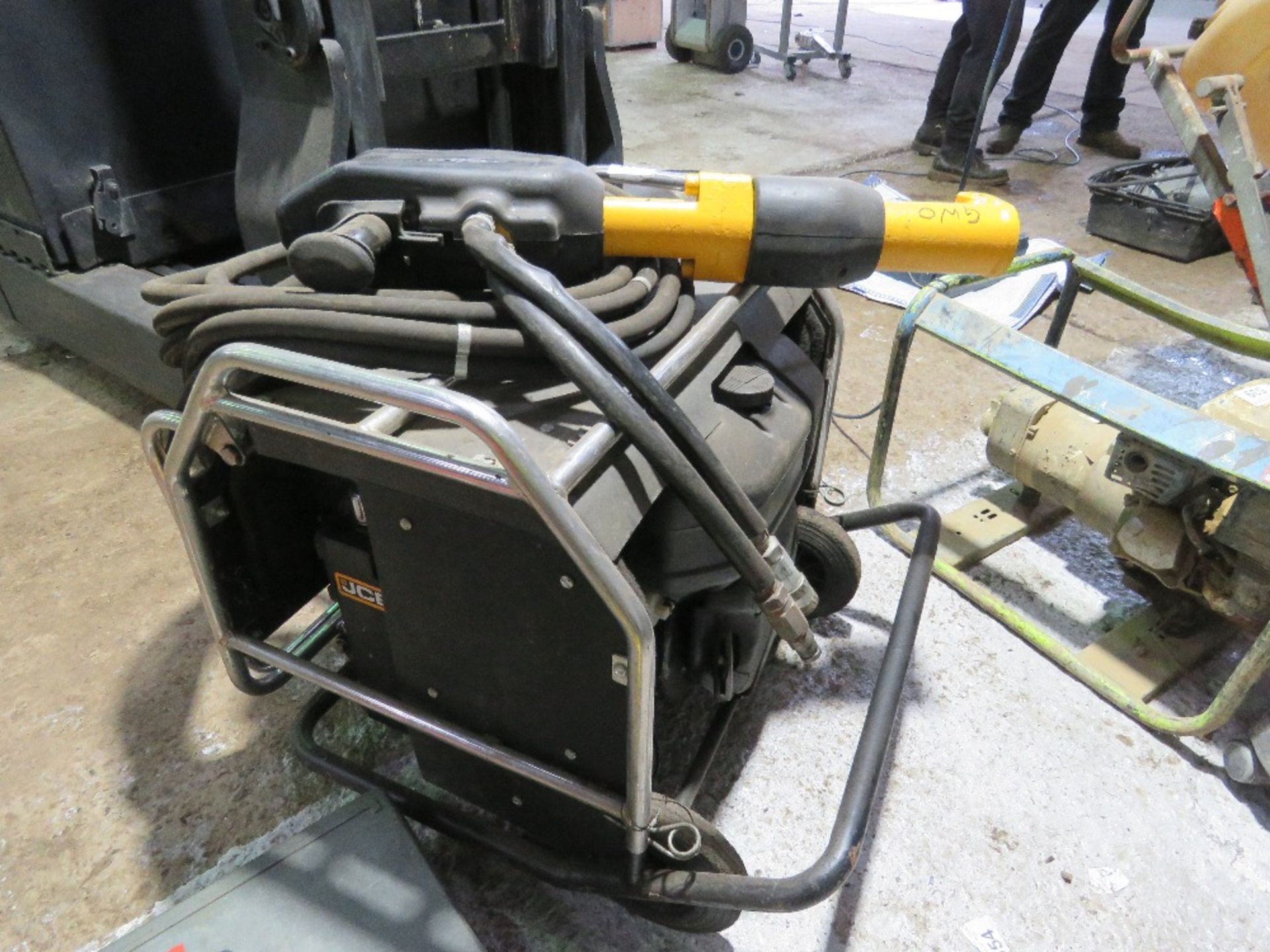JCB BEAVER HEAVY DUTY DIESEL ENGINED HYDRAULIC BREAKER PACK WITH HOSE AND GUN. WHNE TESTED WAS SEEN - Bild 3 aus 3