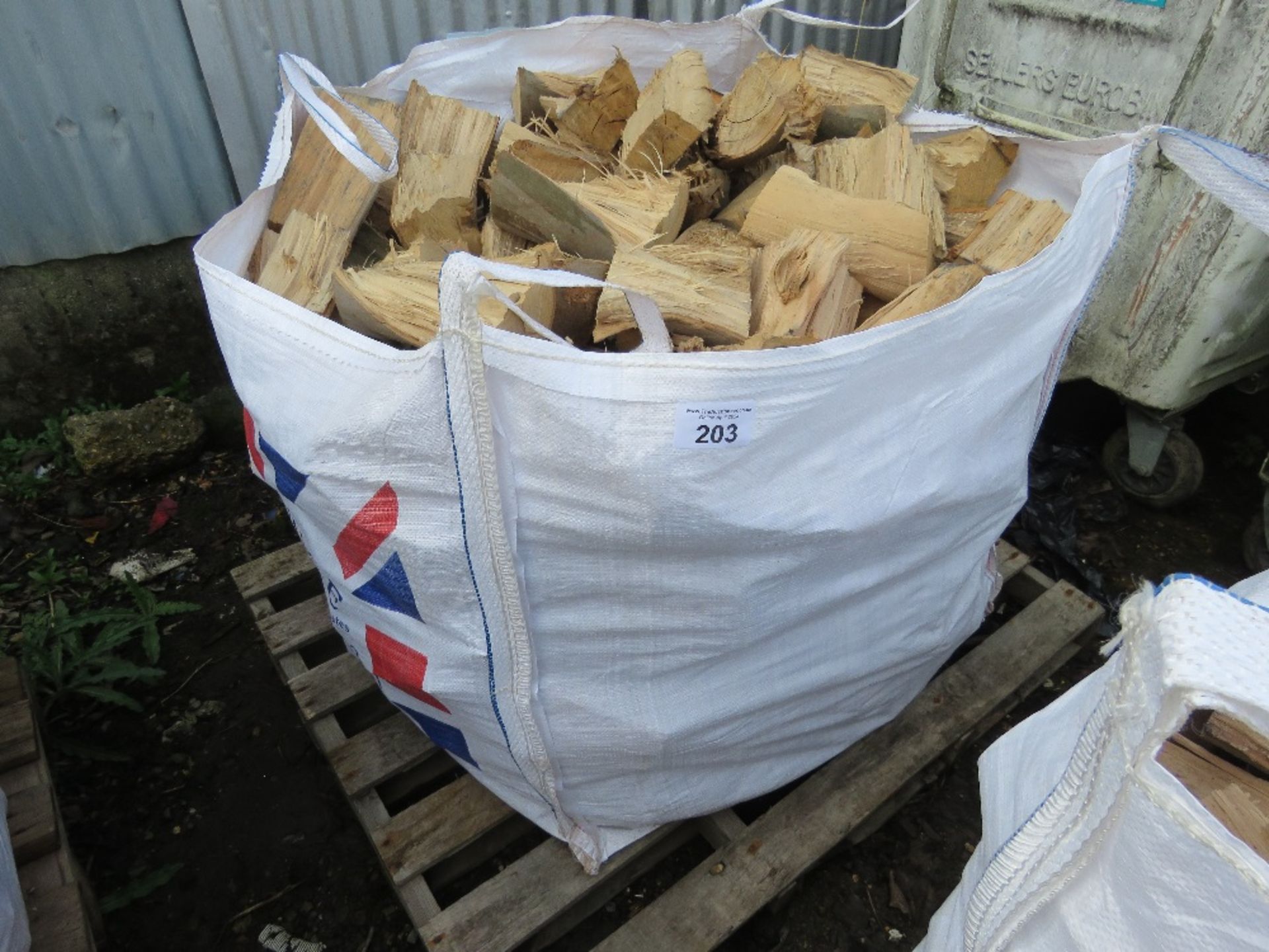 BULK BAG CONTAINING MAINLY HARDWOOD FIREWOOD LOGS.....THIS LOT IS SOLD UNDER THE AUCTIONEERS MARGIN