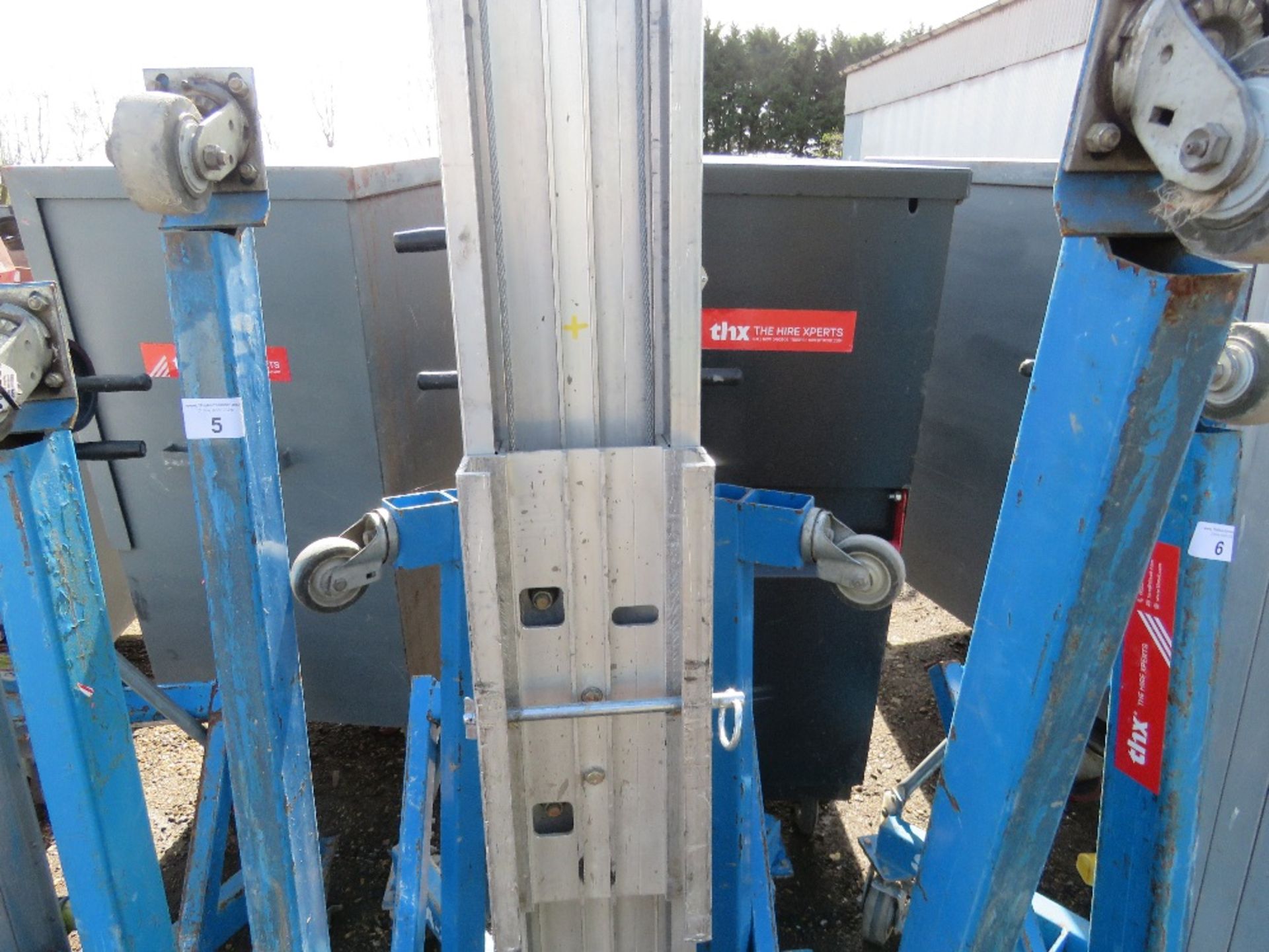 GENIE SLA25 MATERIAL HOIST WITH FORKS. THX2233 - Image 3 of 7